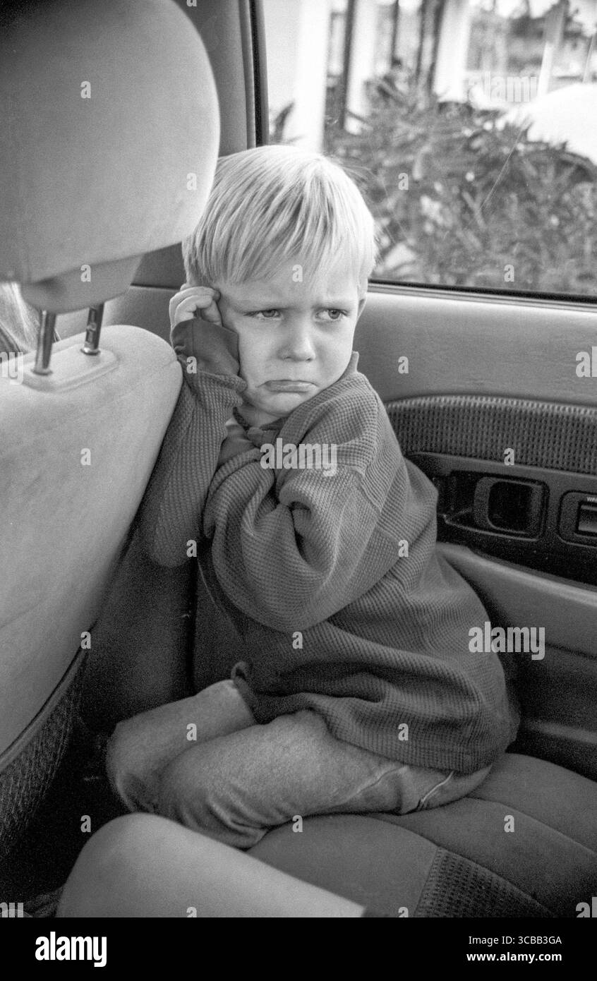 2 octobre 2016 : un tout-petit en colère et en colère fronce les sourcils sur le siège arrière de la voiture de ses parents à Corona, CA..AUTORISATION DU MODÈLE (crédit image : © Spencer Grant/ZUMA Press Wire) Banque D'Images