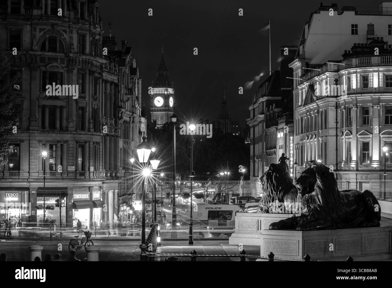 Londres, Royaume-Uni - 25 mai 2025 : vue de Trafalgar Square, des sentiers de réverbère et Big Ben en arrière-plan à Londres Royaume-Uni Banque D'Images
