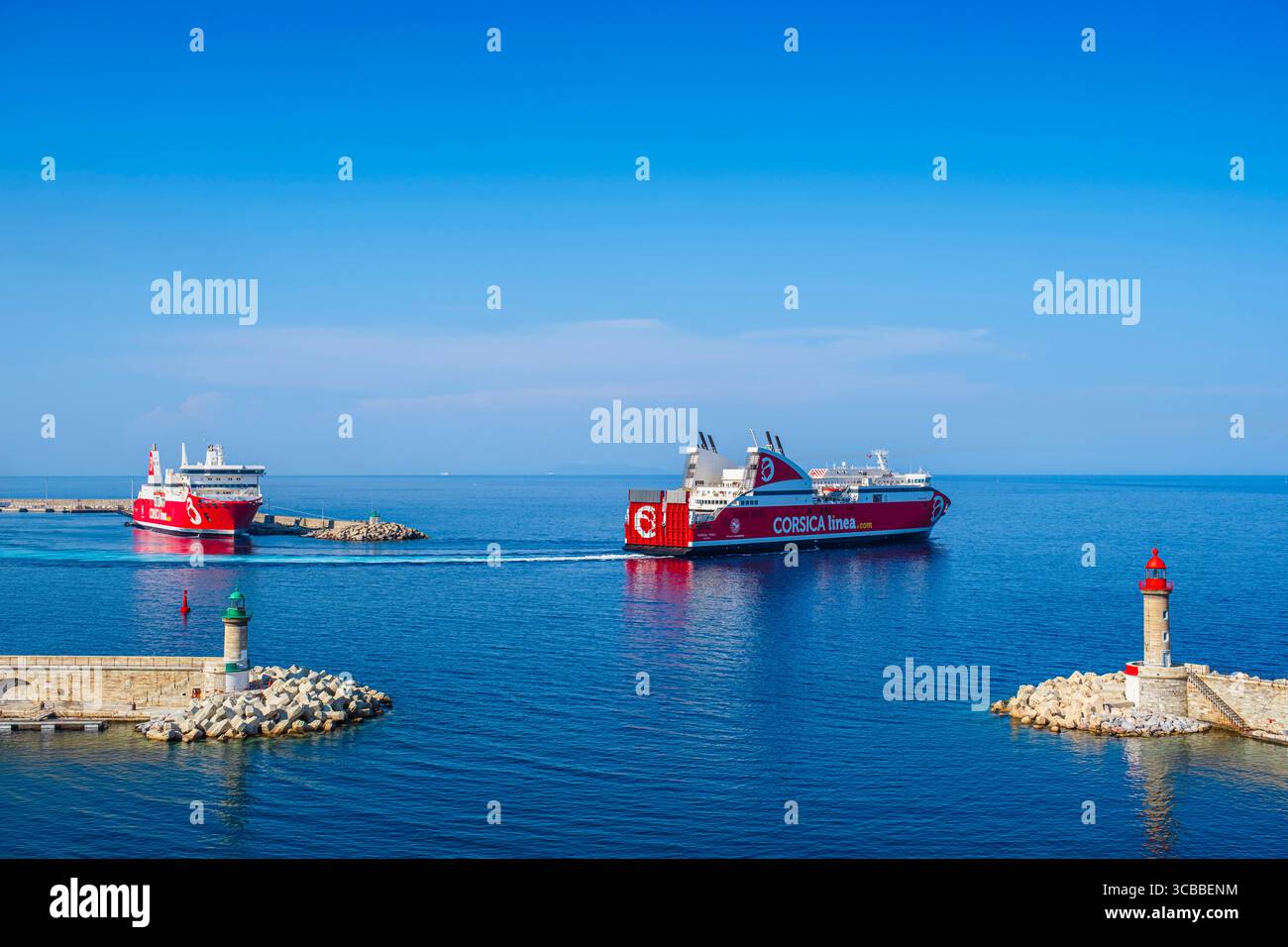 France, haute-Corse, Bastia, la jetée génoise et la jetée Dragon à l'entrée du Vieux Port et les ferries de la compagnie Corsica Linea Banque D'Images