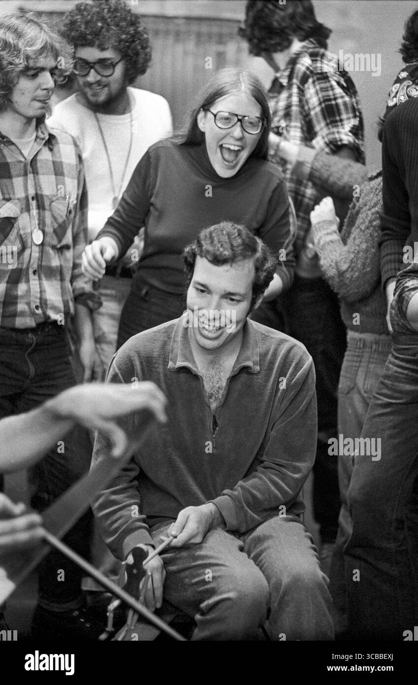 2 octobre 2016 : les membres enthousiastes du public apprécient les musiciens folkloriques se produisant lors d'un festival de musique et d'un concours dans le Vermont. Remarque jouer une lame de scie au premier plan. (Crédit image : © Spencer Grant/ZUMA Press Wire) Banque D'Images