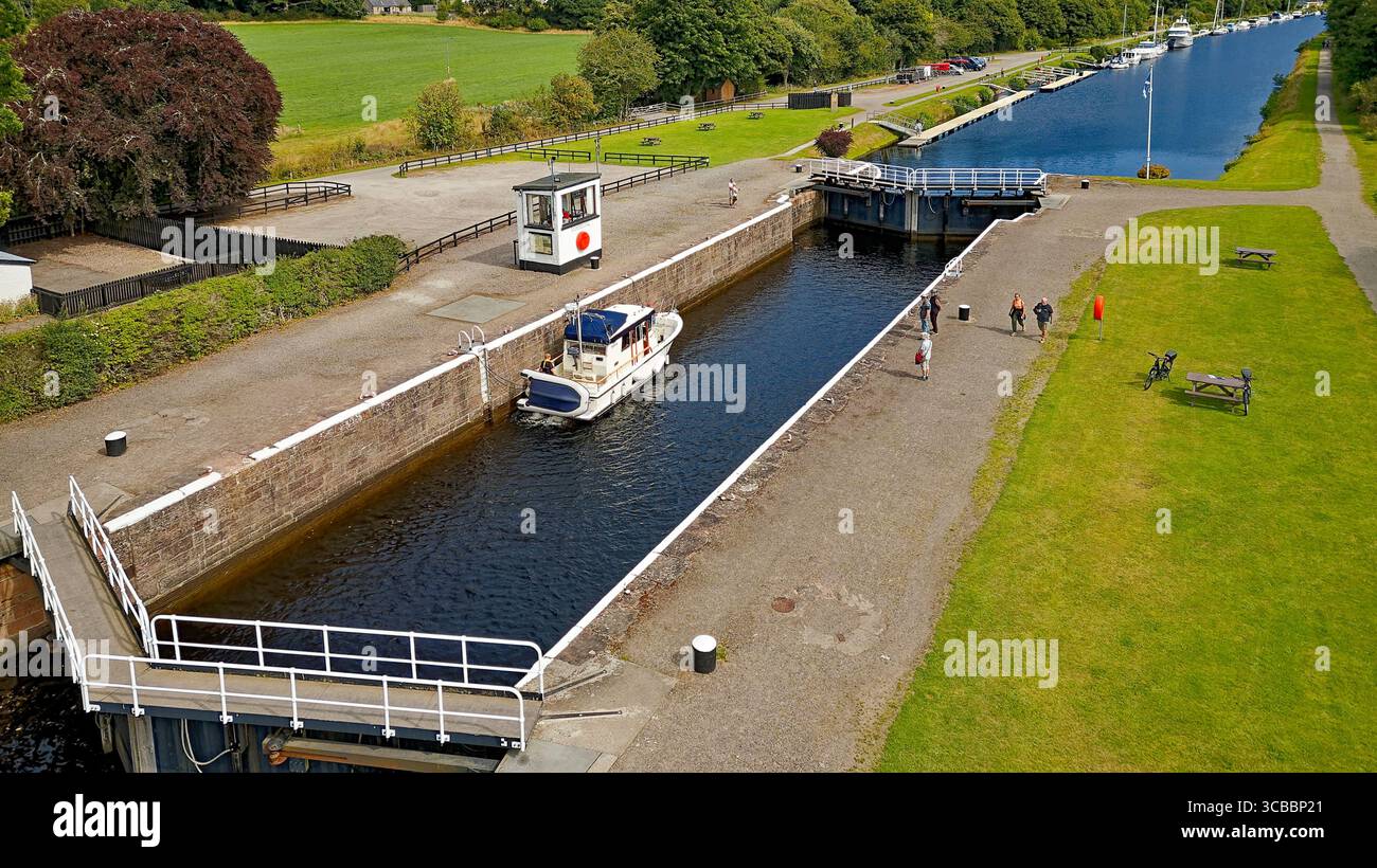 Jacobite Loch Ness Cruises Dochgarroch Caledonian canal Scotland un petit bateau dans l'écluse Banque D'Images