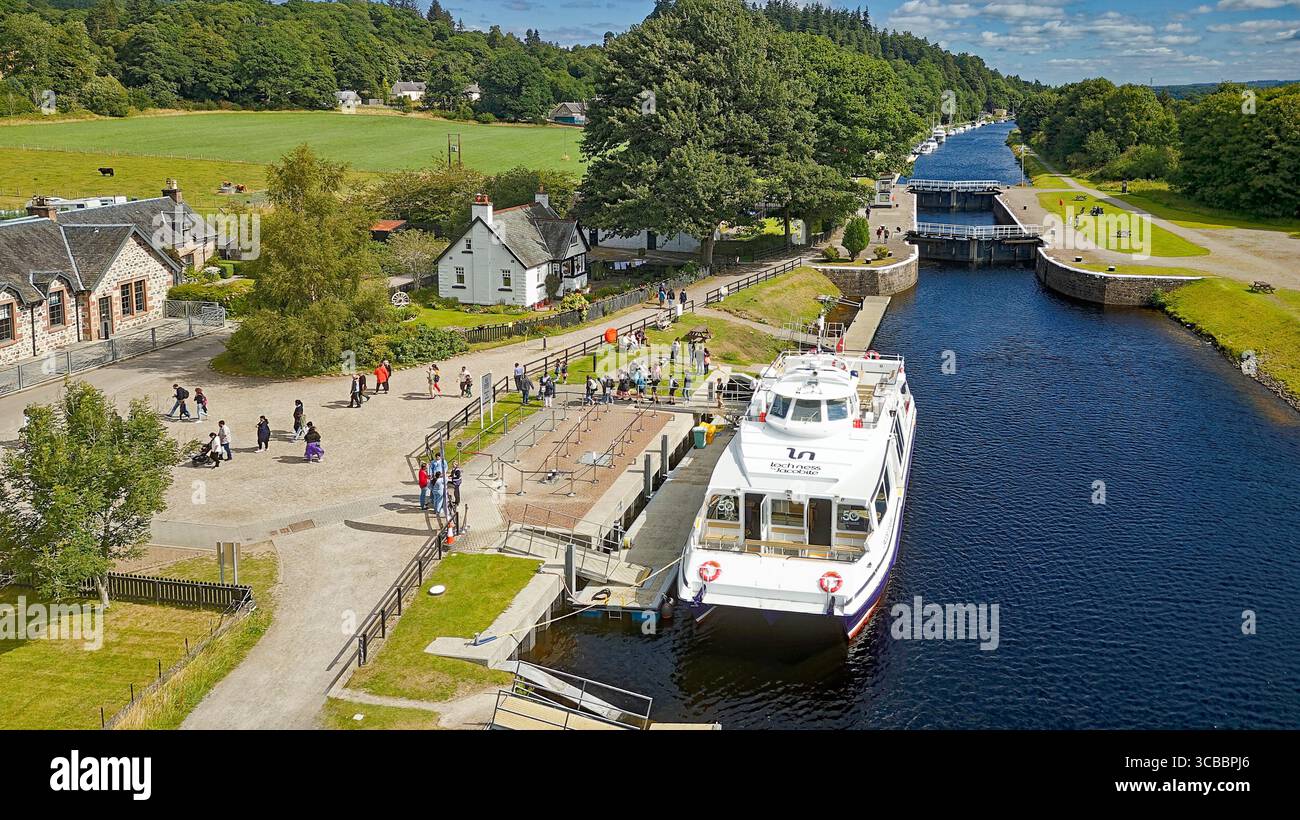 Jacobite Loch Ness Cruises Dochgarroch Caledonian canal Scotland Jacobite Rebel Boat avec des touristes sur le quai Banque D'Images