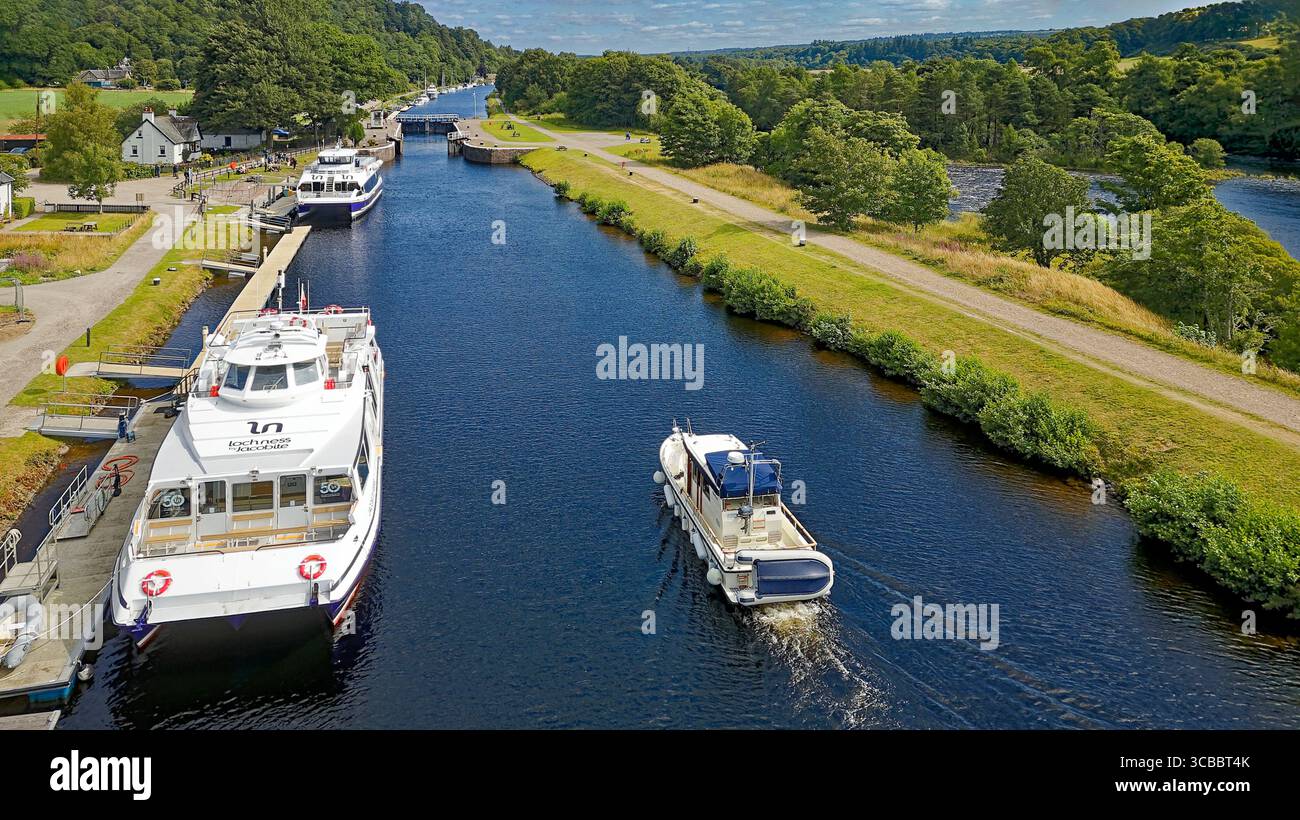 Jacobite Loch Ness Cruises Dochgarroch Caledonian canal Scotland deux bateaux amarrés et un petit bateau se dirigeant vers l'écluse Banque D'Images