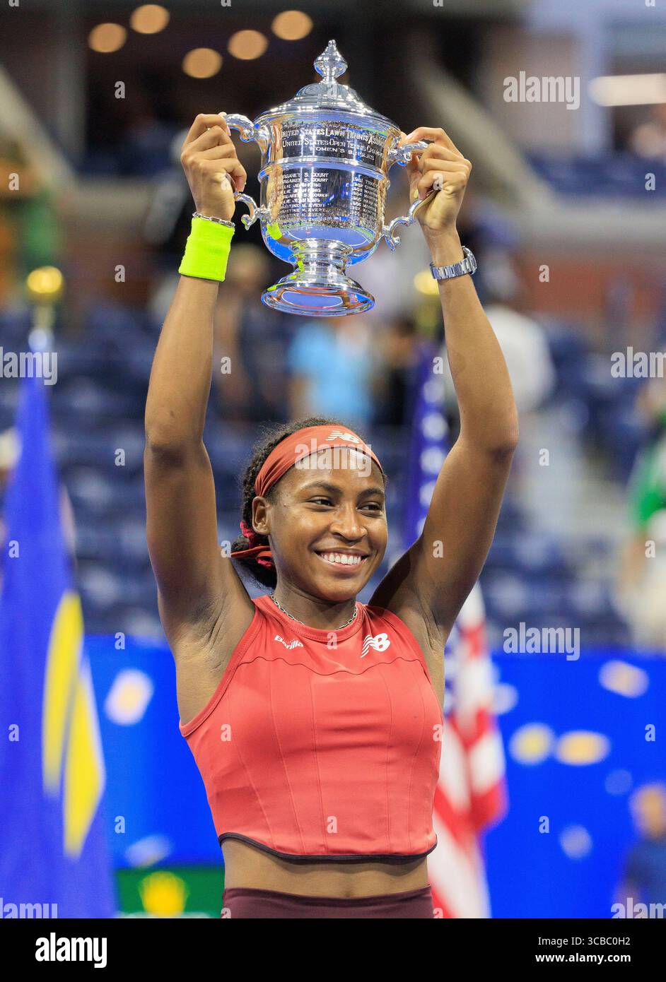 9 septembre 2023, Flushing Meadows, New York, États-Unis : Coco Gauff lève le trophée après avoir remporté le match final de l'US Open Women’ 2023 contre Aryna Sabalenka qui s'est tenu au Centre National de Tennis de l'USTA Billie Jean King le samedi 9 septembre 2023 dans le quartier Flushing du Queens borough de New York. JAVIER ROJAS/PI (crédit image : © PI via ZUMA Press Wire) Banque D'Images