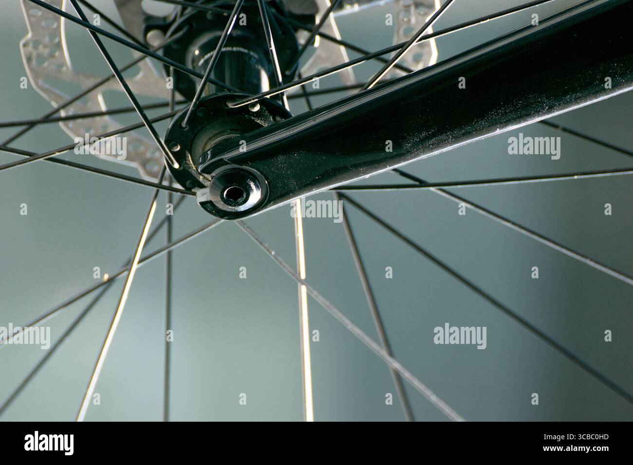 Le design aérodynamique de la fourche avant d'un vélo de route moderne. Un design de vélo aérodynamique Banque D'Images