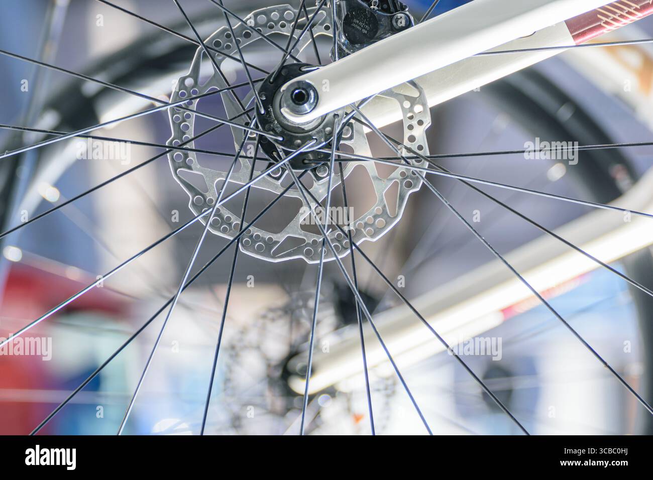 Gros plan sur un train de bicyclettes avec des rayons concept de détail de transport en arrière-plan Banque D'Images