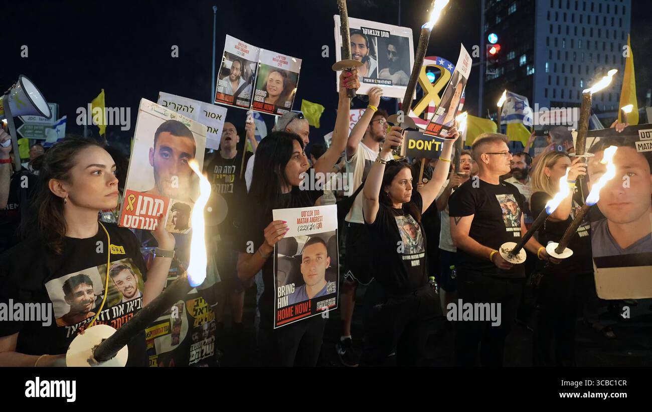 JÉRUSALEM - 7 AOÛT : Einav Zangauker, (C) dont le fils Matan est retenu en otage à Gaza, chante des slogans aux côtés des familles d'otages détenus à Gaza et d'anciens captifs alors qu'ils tiennent des torches et des pancartes portant des photos des otages lors d'une manifestation devant le bureau du premier ministre pendant que le cabinet de sécurité israélien se réunit pour décider si une prise de contrôle militaire complète de la bande de Gaza le 7 août 2025 à Jérusalem. Israël Banque D'Images JÉRUSALEM - 7 AOÛT : Einav Zangauker, (C) dont le fils Matan est retenu en otage à Gaza, chante des slogans aux côtés des familles d'otages détenus à Gaza et d'anciens captifs alors qu'ils tiennent des torches et des pancartes portant des photos des otages lors d'une manifestation devant le bureau du premier ministre pendant que le cabinet de sécurité israélien se réunit pour décider si une prise de contrôle militaire complète de la bande de Gaza le 7 août 2025 à Jérusalem. Israël Banque D'Images