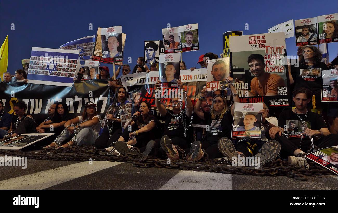 JÉRUSALEM - 7 AOÛT : Anat Angrest, dont le fils Matan Angrest est retenu en otage à Gaza, appelle le chef d'état-major de Tsahal Zamir à s'opposer à une prise de contrôle totale de Gaza alors que les familles d'otages détenus à Gaza et d'anciens captifs manifestent avec des chaînes autour d'eux devant le bureau du premier ministre tandis que le cabinet de sécurité israélien se réunit pour décider s'il convient d'autoriser une prise de plein contrôle militaire de la bande de Gaza le 7 août 2025 à Jérusalem. Israël Banque D'Images JÉRUSALEM - 7 AOÛT : Anat Angrest, dont le fils Matan Angrest est retenu en otage à Gaza, appelle le chef d'état-major de Tsahal Zamir à s'opposer à une prise de contrôle totale de Gaza alors que les familles d'otages détenus à Gaza et d'anciens captifs manifestent avec des chaînes autour d'eux devant le bureau du premier ministre tandis que le cabinet de sécurité israélien se réunit pour décider s'il convient d'autoriser une prise de plein contrôle militaire de la bande de Gaza le 7 août 2025 à Jérusalem. Israël Banque D'Images