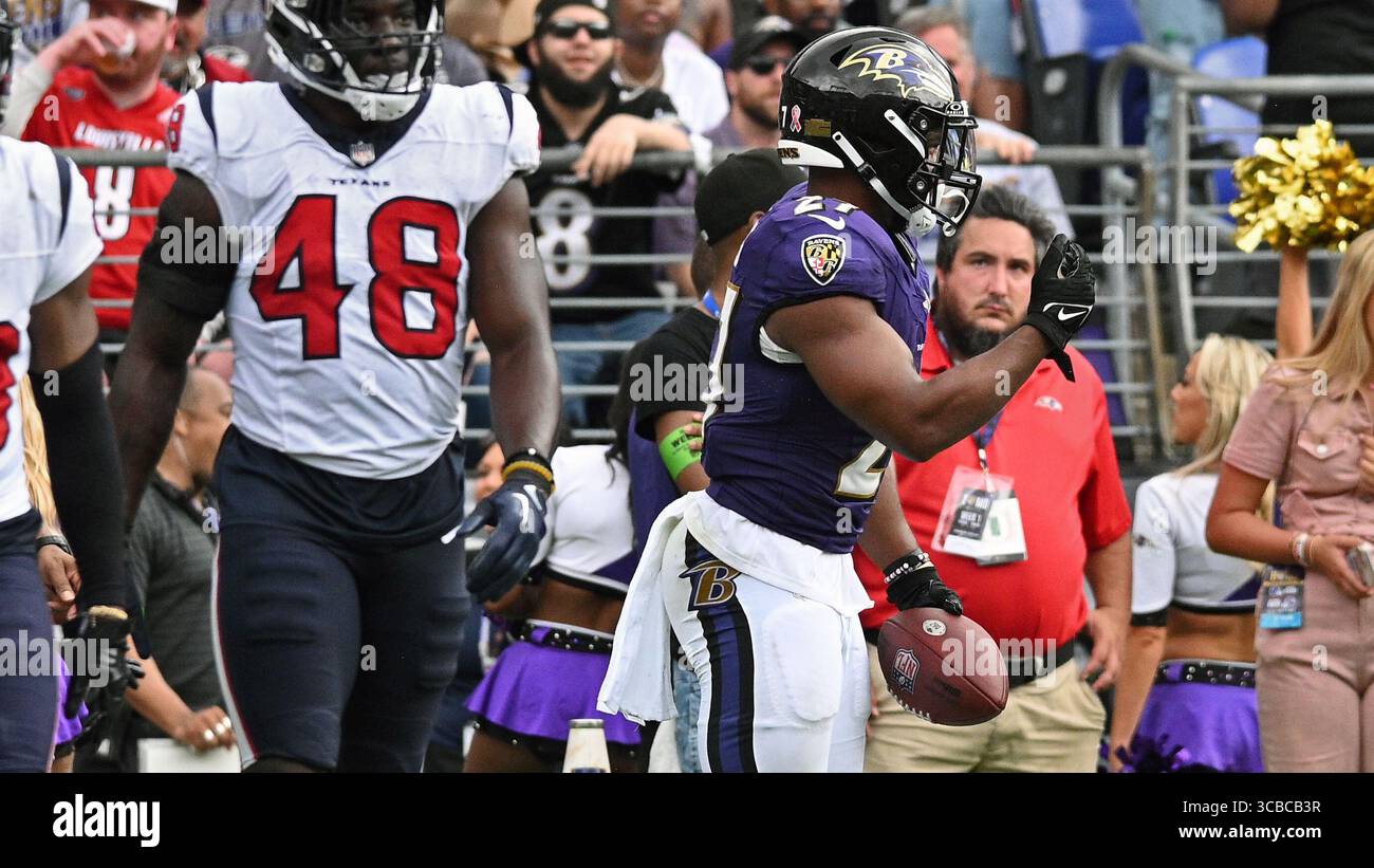 Le 10 septembre 2023 : Ravens en courant de retour J.K. Dobbins, à droite, signe sur la ligne de touche avant de boiter après avoir été attaqué près de la ligne de but dans le troisième quart-temps. Dobbins a été diagnostiqué avec un tendon d'Achille déchiré et manquera le reste de la saison. (Crédit image : © Kenneth K. Lam/Baltimore Sun via ZUMA Press Wire) Banque D'Images