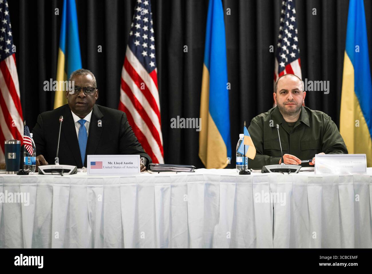 19 septembre 2023, Ramstein-Miesenbach, Rhénanie-Palatinat, Allemagne : le secrétaire américain à la Défense Lloyd J. Austin III, à gauche, prononce un discours alors que le ministre ukrainien de la Défense Rustem Umerov, à droite, regarde pendant la réunion du groupe de contact pour la Défense de l'Ukraine à la base aérienne de Ramstein, le 19 septembre 2023 à Ramstein-Miesenbach, Allemagne. (Crédit image : © Chad Mcneeley/DOD/Planet Pix via ZUMA Press Wire) Banque D'Images