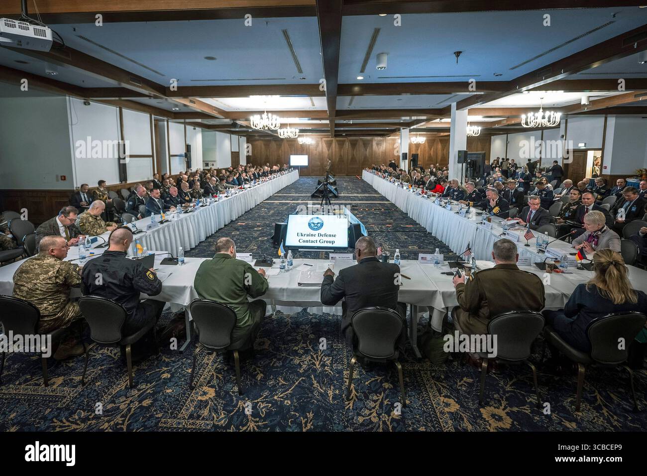 19 septembre 2023, Ramstein-Miesenbach, Rhénanie-Palatinat, Allemagne : le secrétaire américain à la Défense, Lloyd J. Austin III, au centre, accueille la réunion du Groupe de contact pour la Défense de l'Ukraine à la base aérienne de Ramstein, le 19 septembre 2023 à Ramstein-Miesenbach, Allemagne. (Crédit image : © Chad Mcneeley/DOD/Planet Pix via ZUMA Press Wire) Banque D'Images
