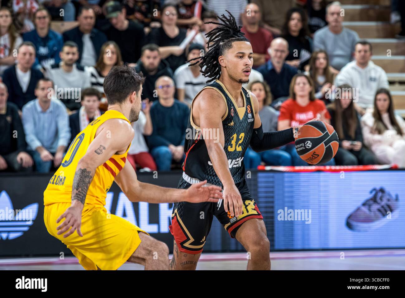 29 décembre 2023, Monaco, Monaco : Monaco #32 Matthew Strazel et Barcelona #20 Nicolas Laprovittola sont vus en action lors du match entre L'AS Monaco et le FC Barcelone à la salle Gaston-médecin à Monaco le jour 17 de l'Euroleague Turkish Airlines. Score final ; AS Monaco 91 : 71 FC Barcelone. (Crédit image : © Laurent Coust/SOPA images via ZUMA Press Wire) Banque D'Images 29 décembre 2023, Monaco, Monaco : Monaco #32 Matthew Strazel et Barcelona #20 Nicolas Laprovittola sont vus en action lors du match entre L'AS Monaco et le FC Barcelone à la salle Gaston-médecin à Monaco le jour 17 de l'Euroleague Turkish Airlines. Score final ; AS Monaco 91 : 71 FC Barcelone. (Crédit image : © Laurent Coust/SOPA images via ZUMA Press Wire) Banque D'Images