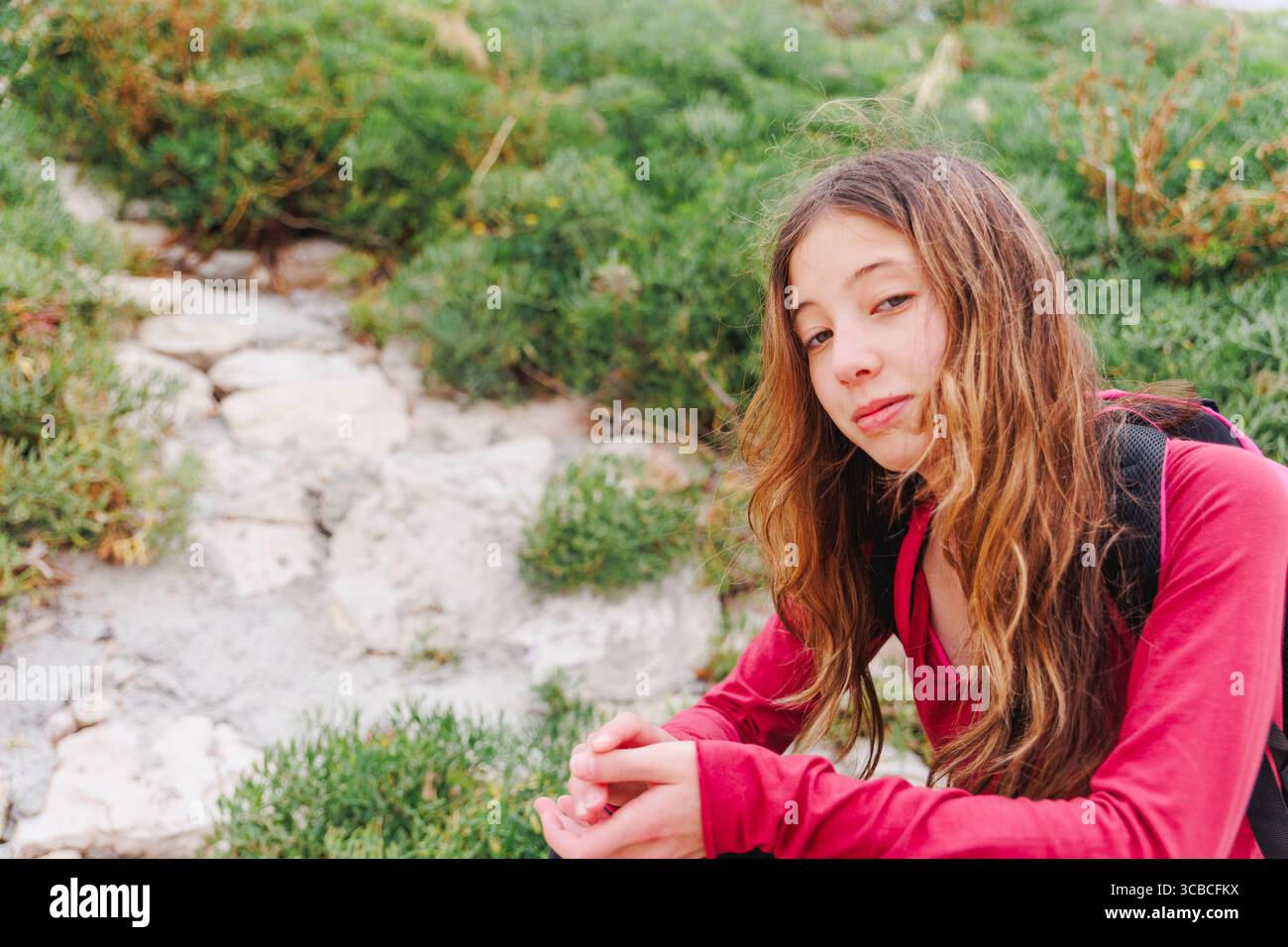 fille souriante avec sac à dos regarde sciemment la caméra Banque D'Images