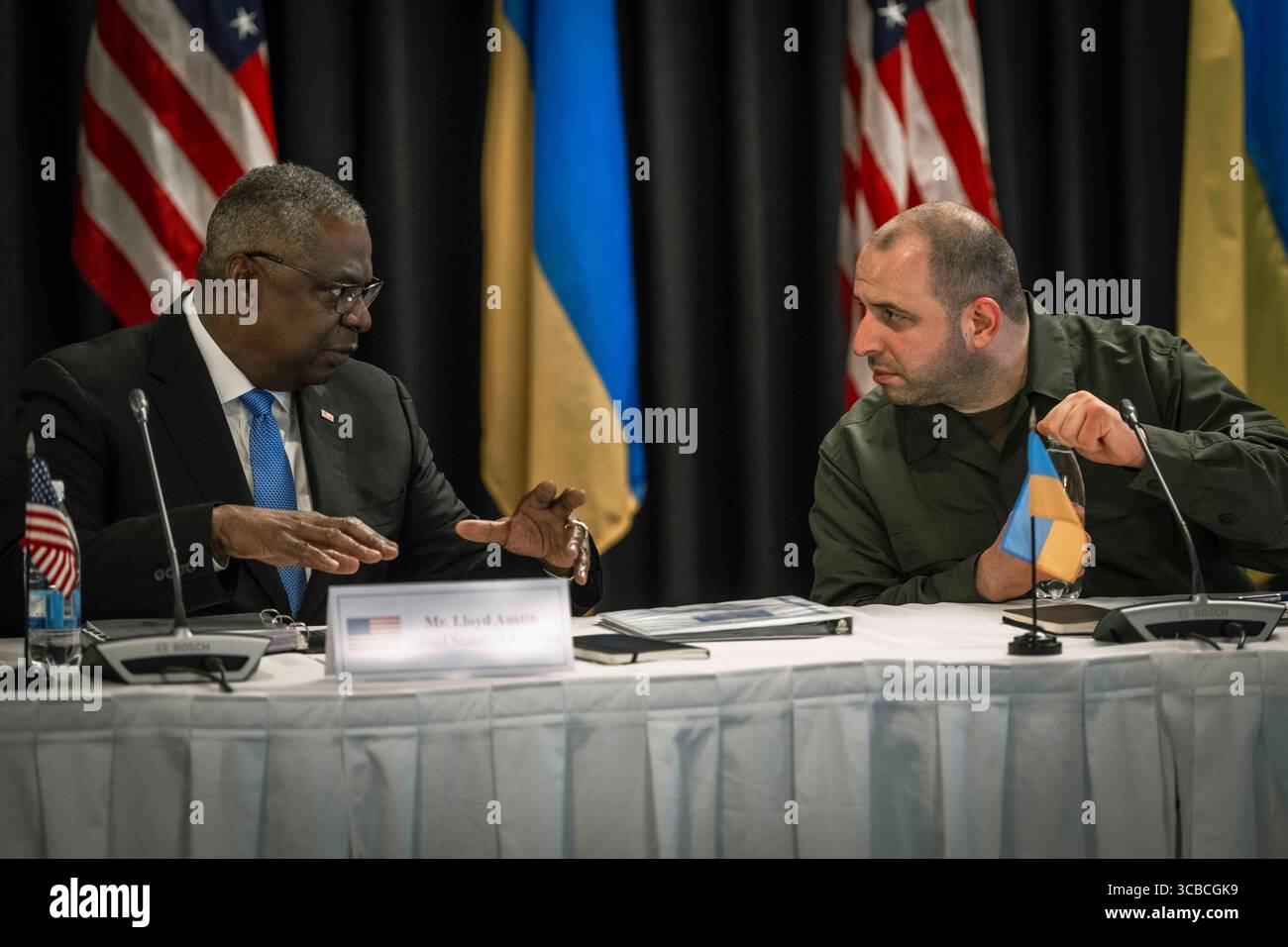 19 septembre 2023, Ramstein-Miesenbach, Rhénanie-Palatinat, Allemagne : le secrétaire américain à la Défense Lloyd J. Austin III, à gauche, parle avec le ministre ukrainien de la Défense Rustem Umerov, à droite, lors de la réunion du groupe de contact pour la Défense de l'Ukraine à la base aérienne de Ramstein, le 19 septembre 2023 à Ramstein-Miesenbach, Allemagne. (Crédit image : © Chad Mcneeley/DOD/Planet Pix via ZUMA Press Wire) Banque D'Images