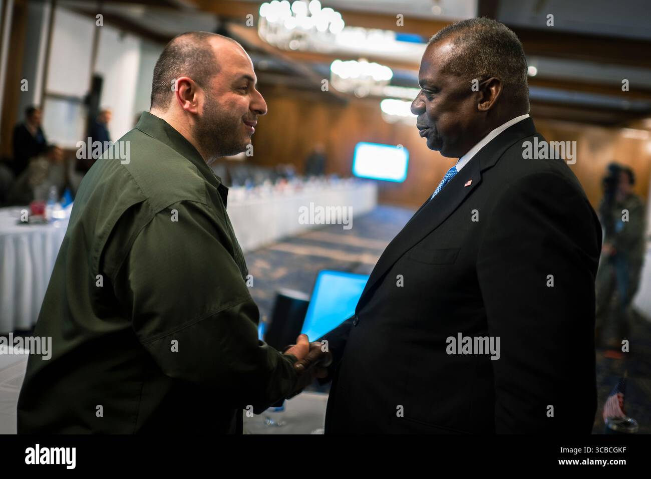 19 septembre 2023, Ramstein-Miesenbach, Rhénanie-Palatinat, Allemagne : le secrétaire américain à la Défense, Lloyd J. Austin III, à droite, serre la main au ministre ukrainien de la Défense, Rustem Umerov, à la suite de la 15e réunion du groupe de contact pour la Défense ukrainienne à la base aérienne de Ramstein, le 19 septembre 2023 à Ramstein-Miesenbach, Allemagne. (Crédit image : © Chad Mcneeley/DOD/Planet Pix via ZUMA Press Wire) Banque D'Images