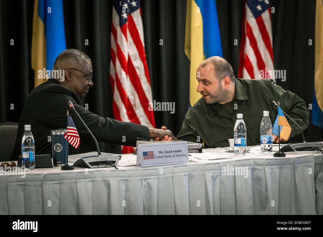 19 septembre 2023, Ramstein-Miesenbach, Rhénanie-Palatinat, Allemagne : le secrétaire américain à la Défense Lloyd J. Austin III, à gauche, serre la main au ministre ukrainien de la Défense Rustem Umerov, à droite, au début du Groupe de contact pour la Défense de l'Ukraine à la base aérienne de Ramstein, le 19 septembre 2023 à Ramstein-Miesenbach, Allemagne. (Crédit image : © Chad Mcneeley/DOD/Planet Pix via ZUMA Press Wire) Banque D'Images
