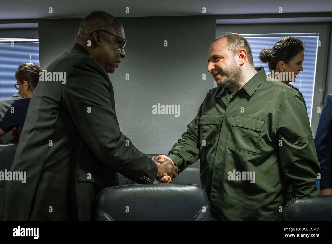 19 septembre 2023, Ramstein-Miesenbach, Rhénanie-Palatinat, Allemagne : le secrétaire américain à la Défense, Lloyd J. Austin III, à gauche, serre la main au ministre ukrainien de la Défense, Rustem Umerov, avant la 15e réunion du groupe de contact pour la Défense ukrainienne à la base aérienne de Ramstein, le 19 septembre 2023 à Ramstein-Miesenbach, Allemagne. (Crédit image : © Chad Mcneeley/DOD/Planet Pix via ZUMA Press Wire) Banque D'Images