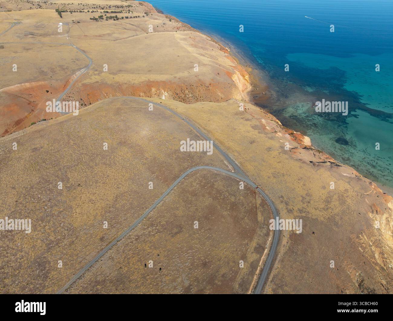 Vue aérienne d'une falaise aride érodée au-dessus d'une mer turquoise calme à Sellicks Beach sur la péninsule de Fluerieu en Australie méridionale Banque D'Images