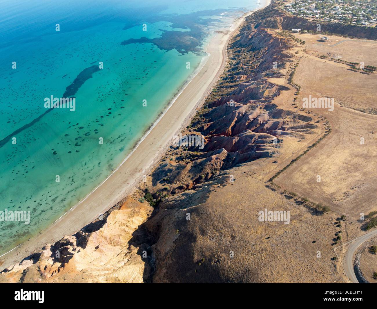 Vue aérienne d'une falaise aride érodée au-dessus d'une mer turquoise calme à Sellicks Beach sur la péninsule de Fluerieu en Australie méridionale Banque D'Images
