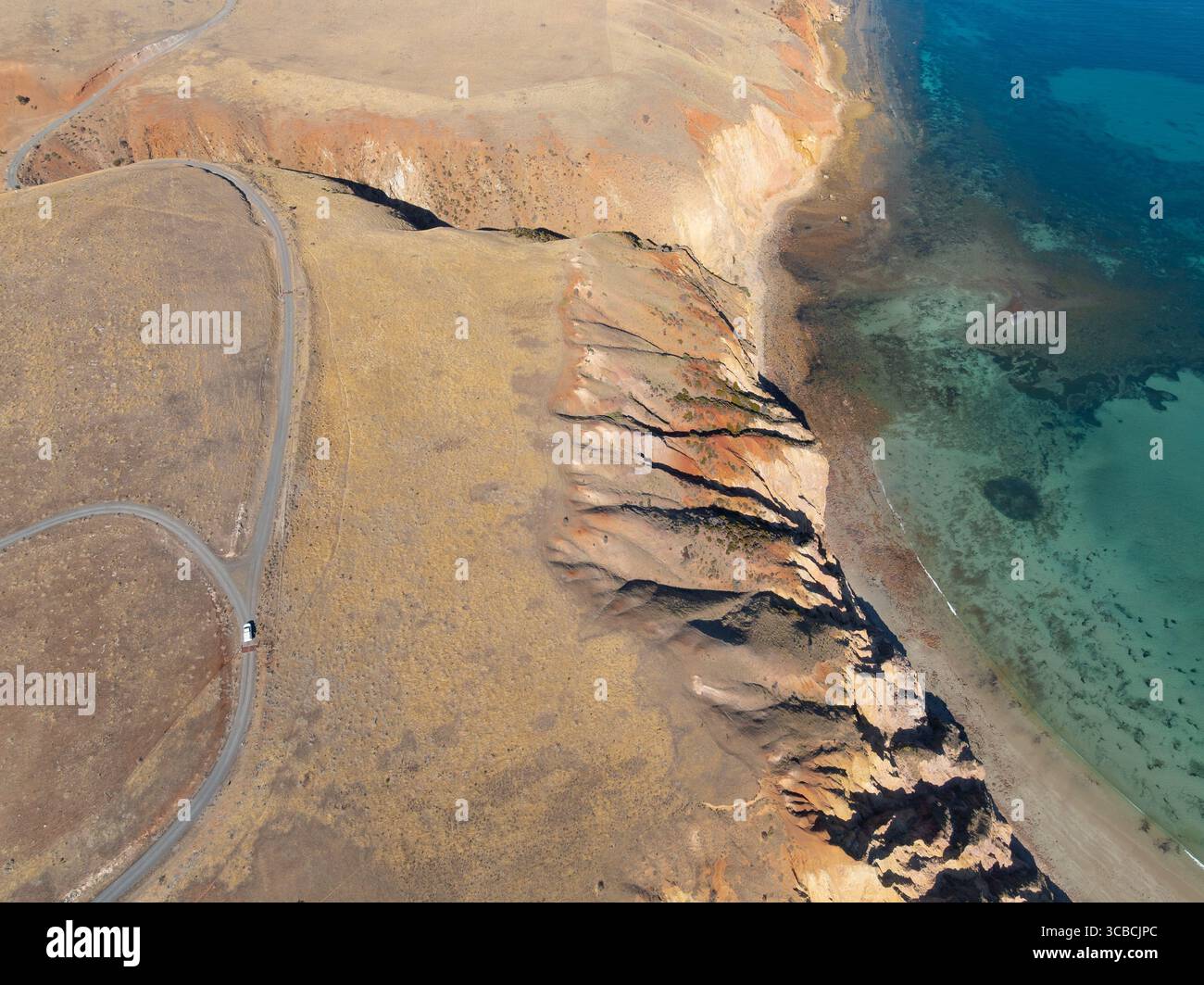 Vue aérienne d'une falaise aride érodée au-dessus d'une mer turquoise calme à Sellicks Beach sur la péninsule de Fluerieu en Australie méridionale Banque D'Images