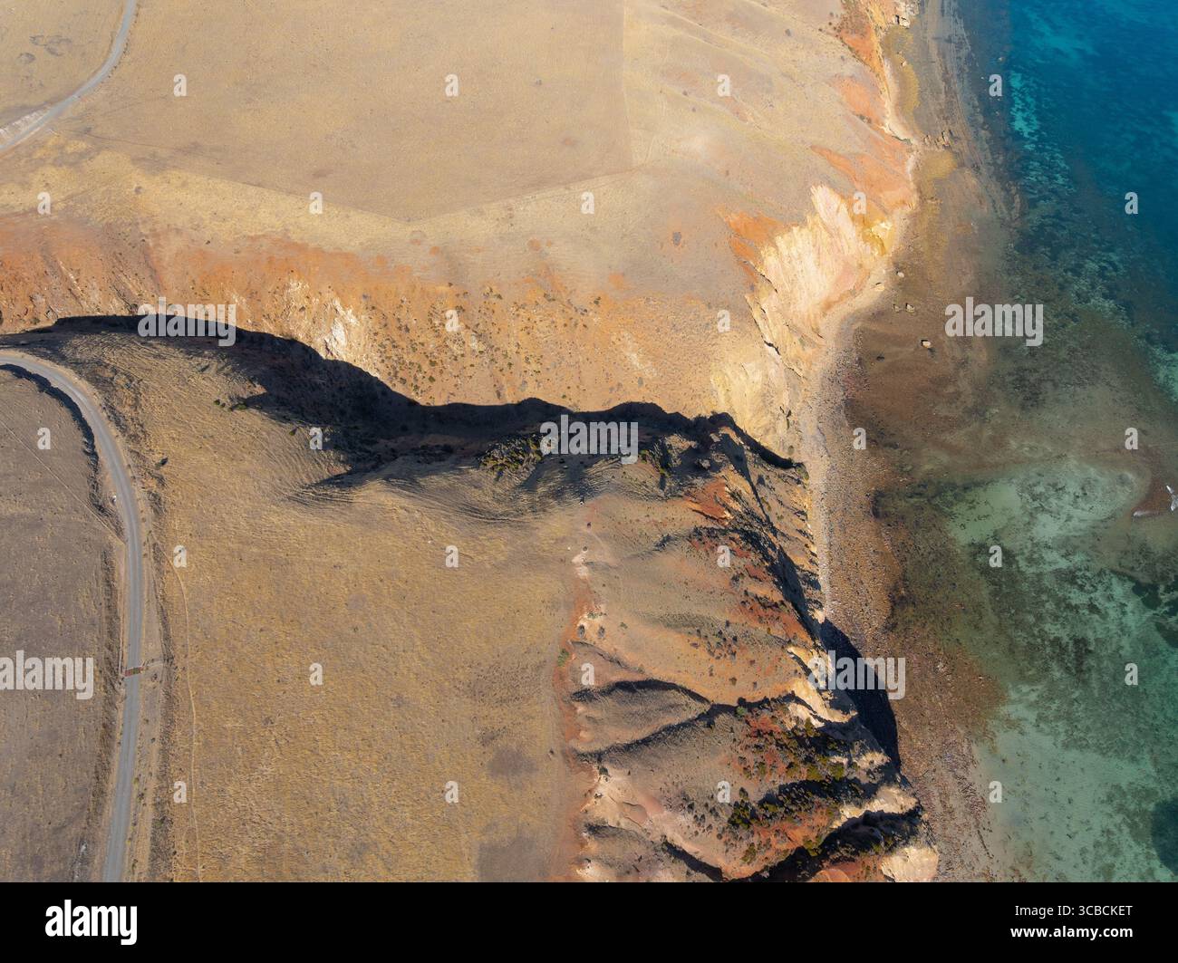 Vue aérienne d'une falaise aride érodée au-dessus d'une mer turquoise calme à Sellicks Beach sur la péninsule de Fluerieu en Australie méridionale Banque D'Images