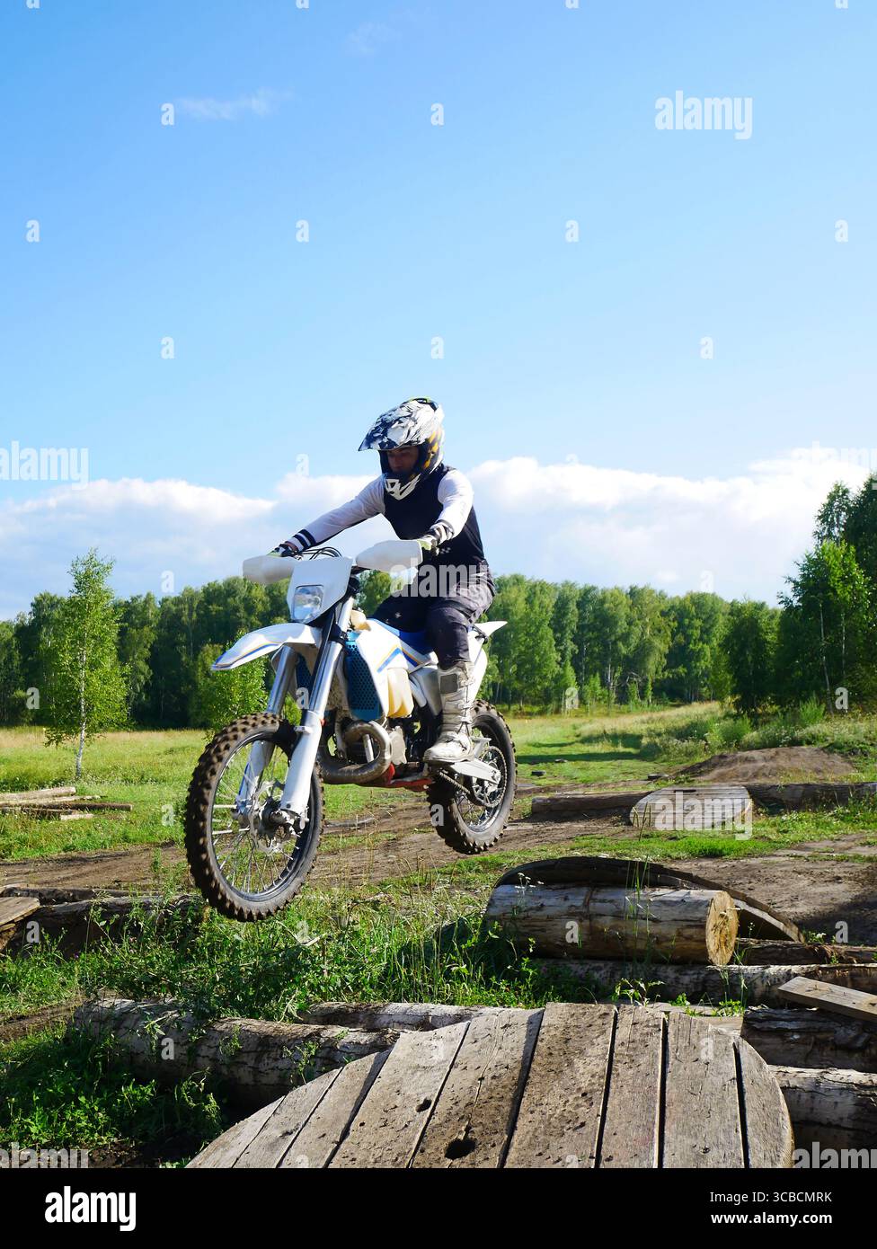 Saut en vélo tout terrain : action de motocross en extérieur Banque D'Images
