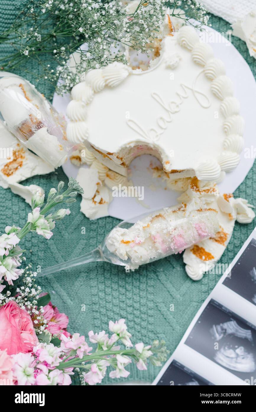 Bébé genre révéler gâteau avec remplissage rose et photos sonogramme. Banque D'Images