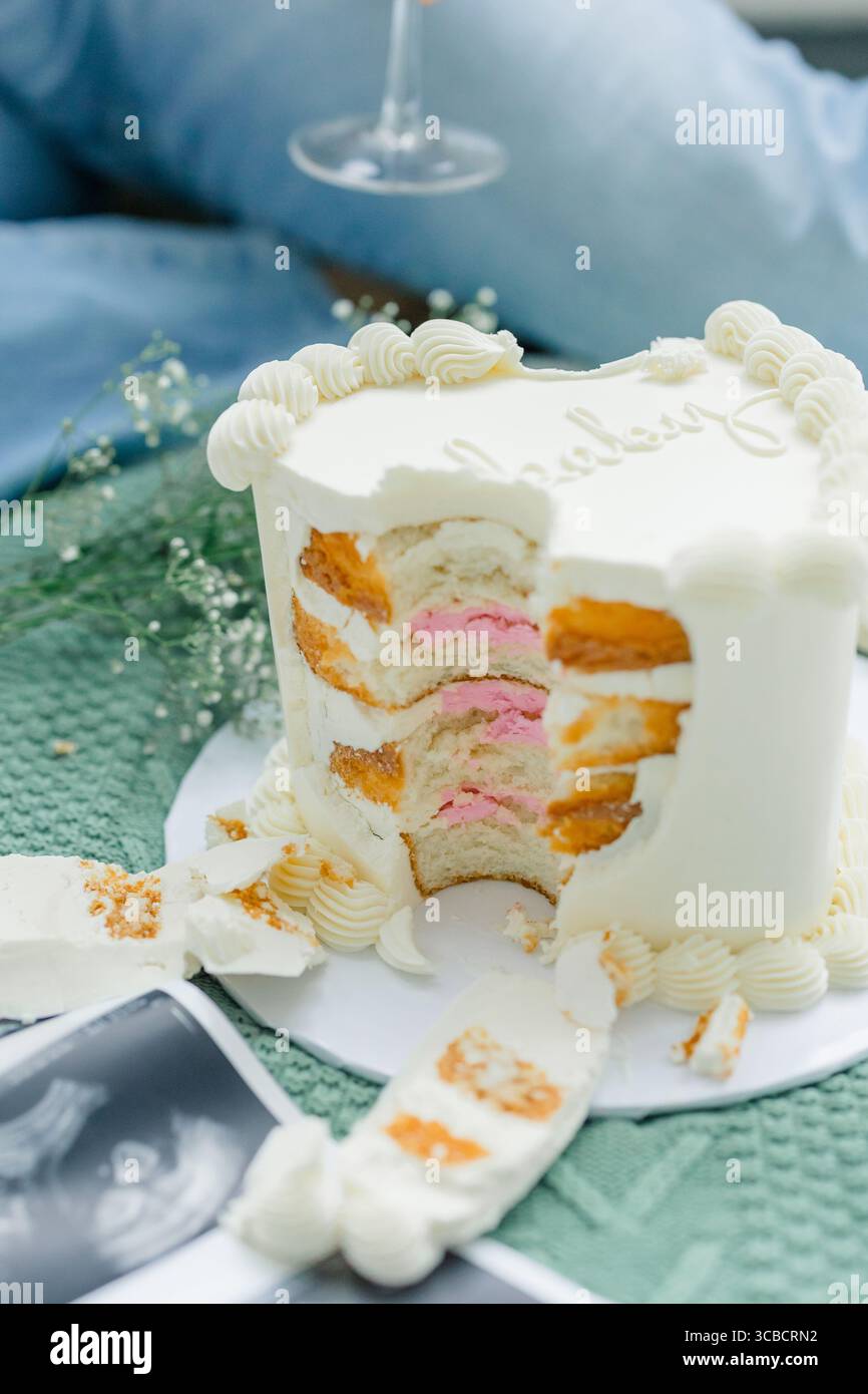 Le sexe du bébé révèle le gâteau entouré de photos échographiques. Banque D'Images