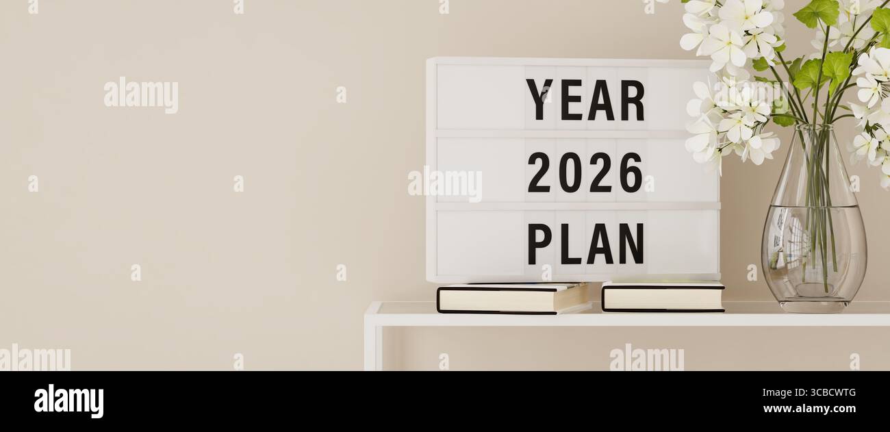 Une visionneuse affichant les mots « Plan de l'an 2026 » sur une étagère avec des livres et des plantes. Espace de copie, format de bannière Web. Banque D'Images