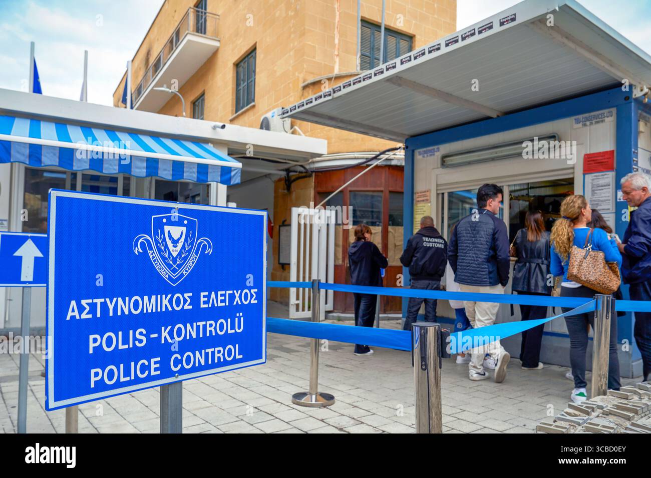 Contrôle policier entre les quartiers turcs et grecs de Nicosie, Chypre Banque D'Images