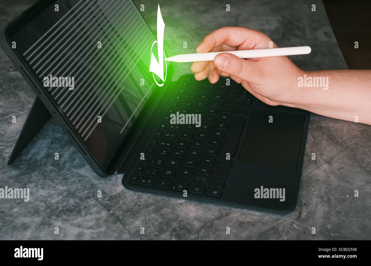 Femme d'affaires signer le contrat en ligne. Cochez l'application pour le document de liste de contrôle, la révision et le concept d'approbation. Banque D'Images