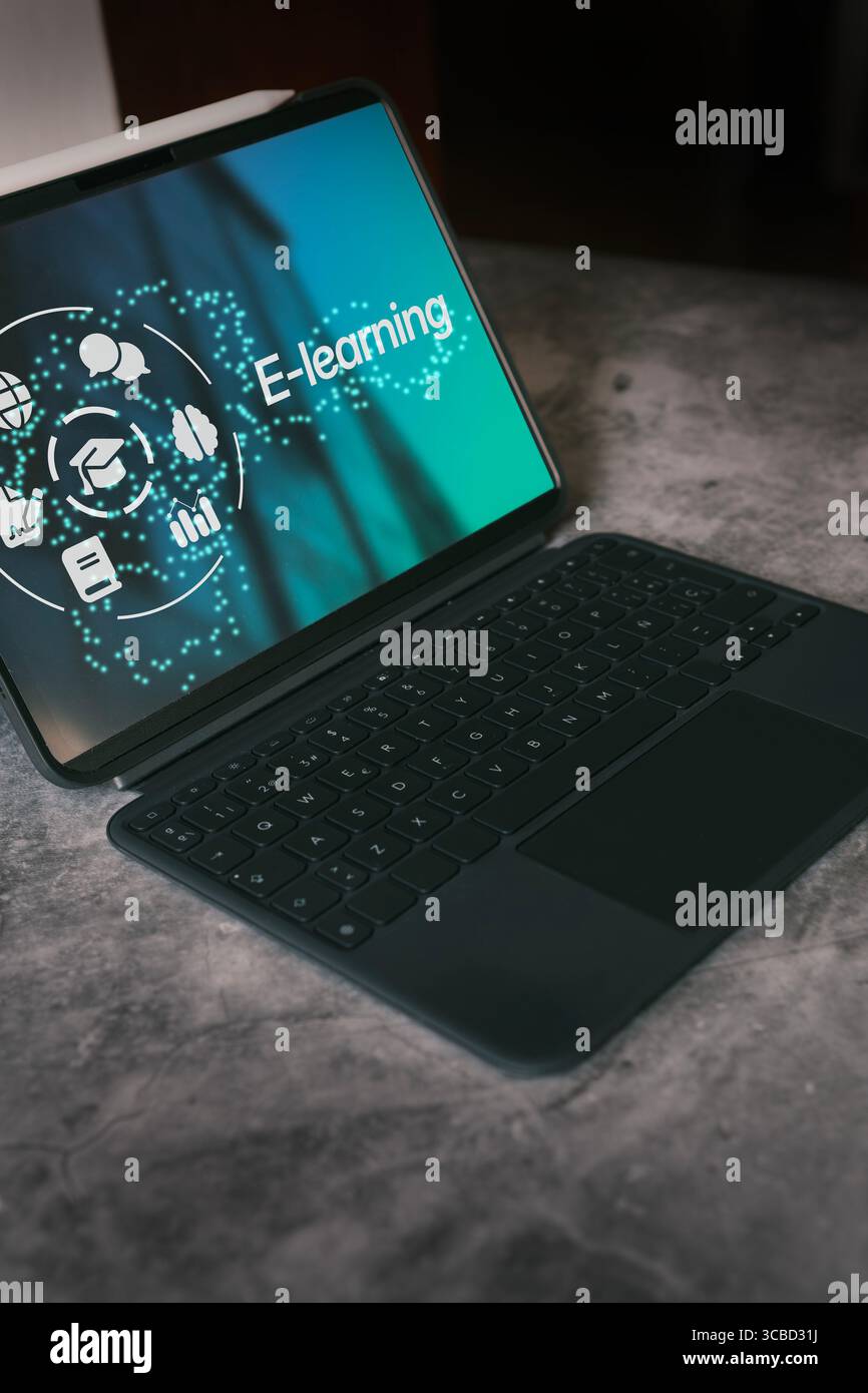 Concept de formation à distance en ligne. Interface e-learning sur écran de tablette numérique pour le développement personnel. Banque D'Images