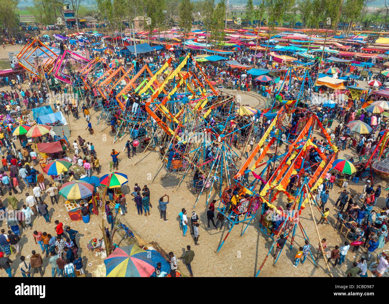 Bogura, Bangladesh - 09 février 2022 : vue aérienne d'un parc d'expositions dynamique, débordant d'étals colorés, de grandes roues imposantes et d'une multitude de personnes profitant des festivités. Banque D'Images