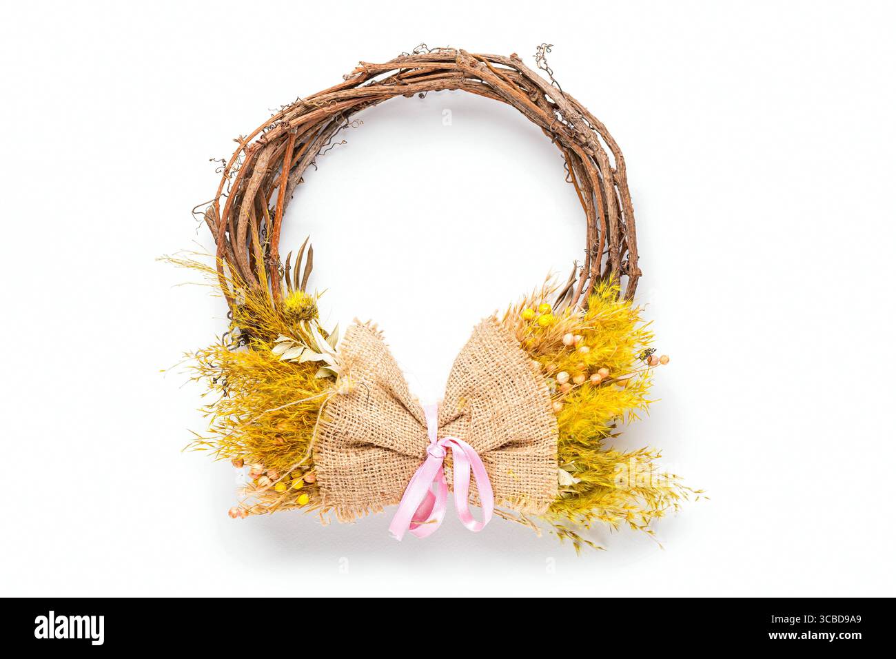 Couronne de printemps décorative avec des fleurs jaunes vives isolées sur fond blanc. Banque D'Images