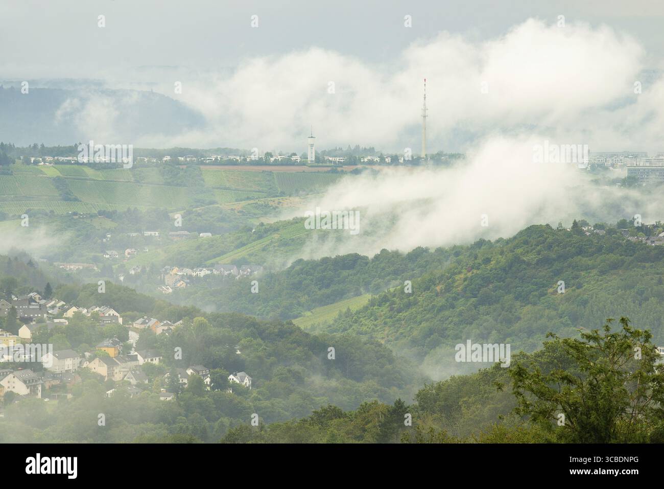 Nuages de tempête sombres sur la ville de Trèves en Allemagne, paysage avec vignobles, champ agricole et forêt, temps pluvieux en été Banque D'Images