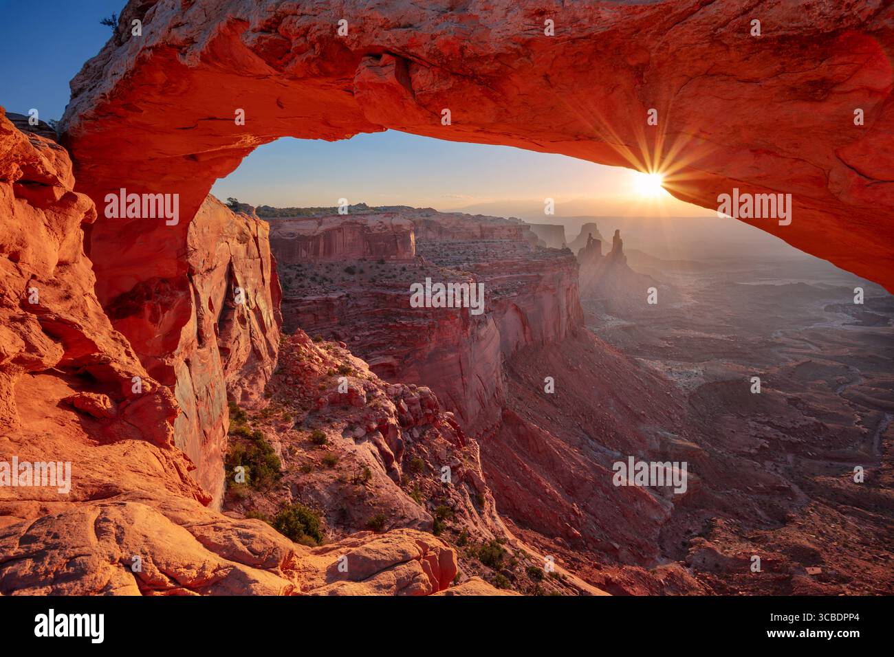 Mesa Arch, Canyonlands National Park, Utah, États-Unis. Image de paysage de Mesa Arch, Canyonlands National Park, Utah, USA au lever du soleil d'automne. Banque D'Images