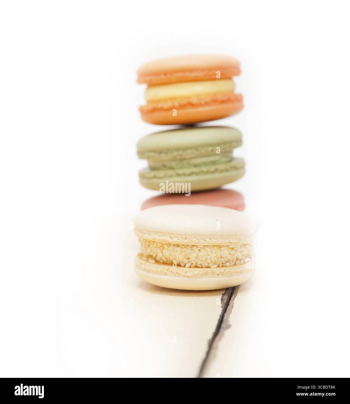 Macarons français colorés sur une table en bois rustique blanc Banque D'Images