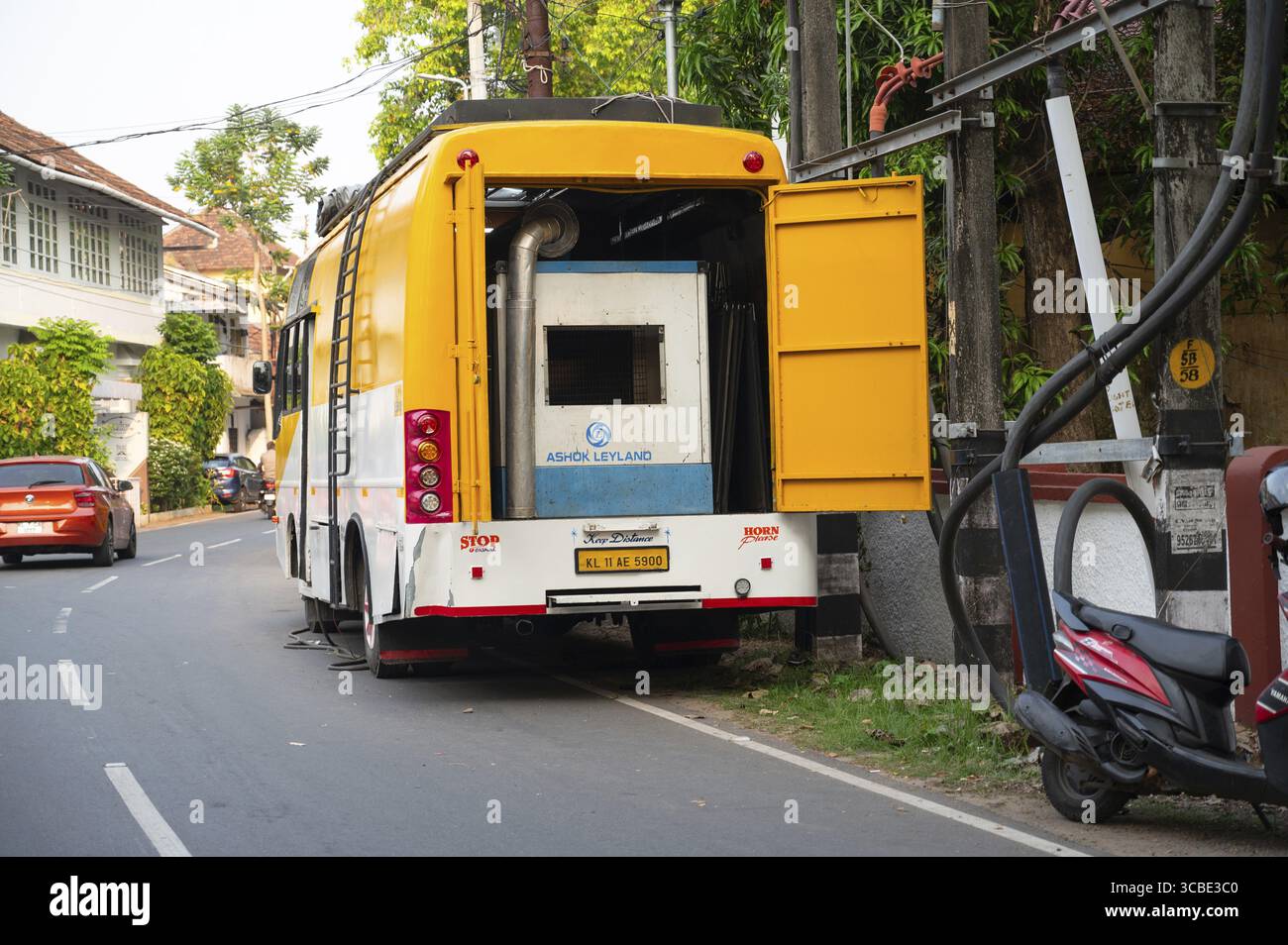 Réparation de lignes électriques, alimentation en électricité de solution mobile, générateur d'énergie, panne d'électricité, aire de chargement ouverte de la camionnette Ashok Leyland à Kochi, Ind Banque D'Images