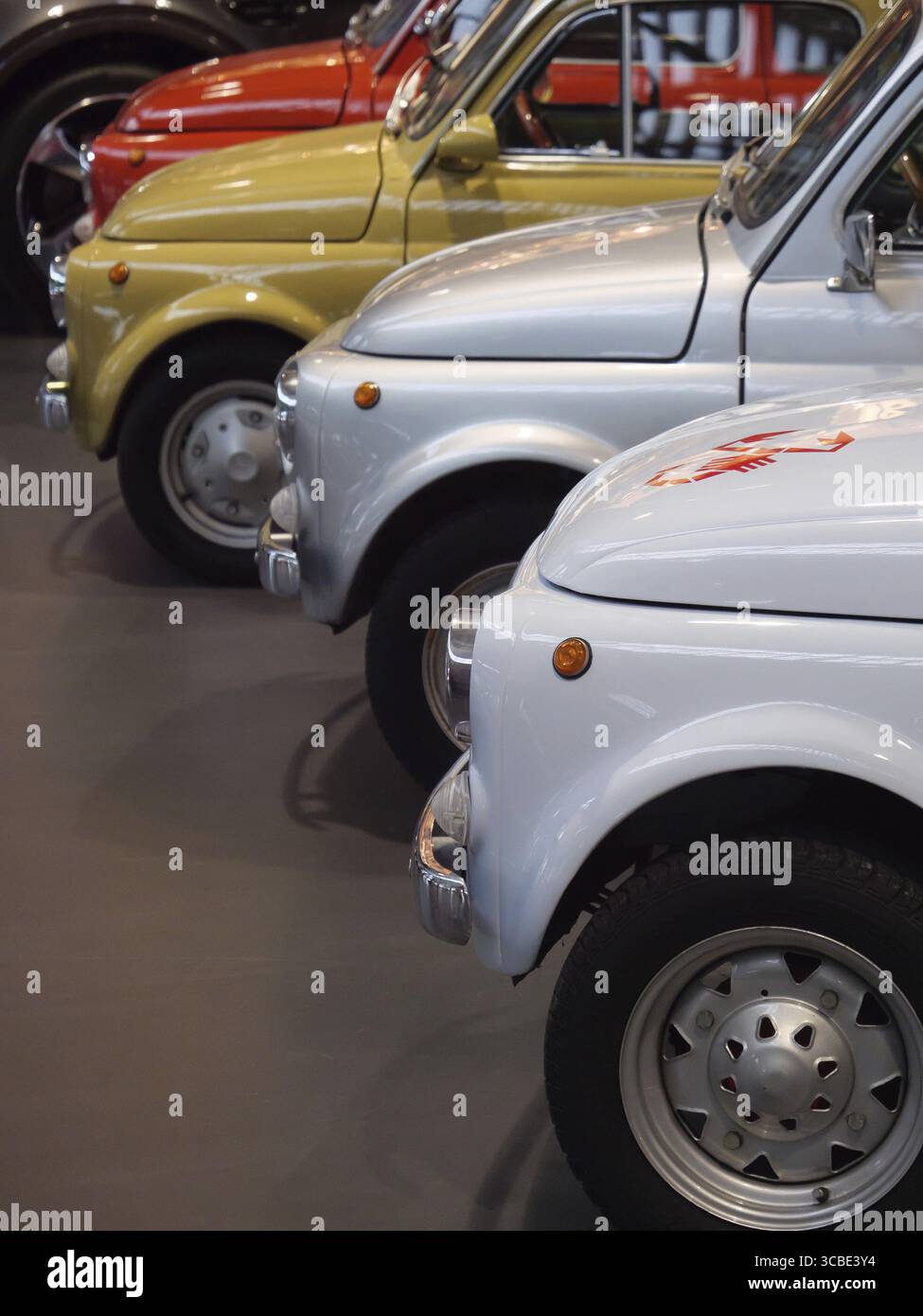 Vues de face des voitures Fiat 500 classiques dans une rangée, Cologne, Rhénanie du Nord-Westphalie, Allemagne Banque D'Images