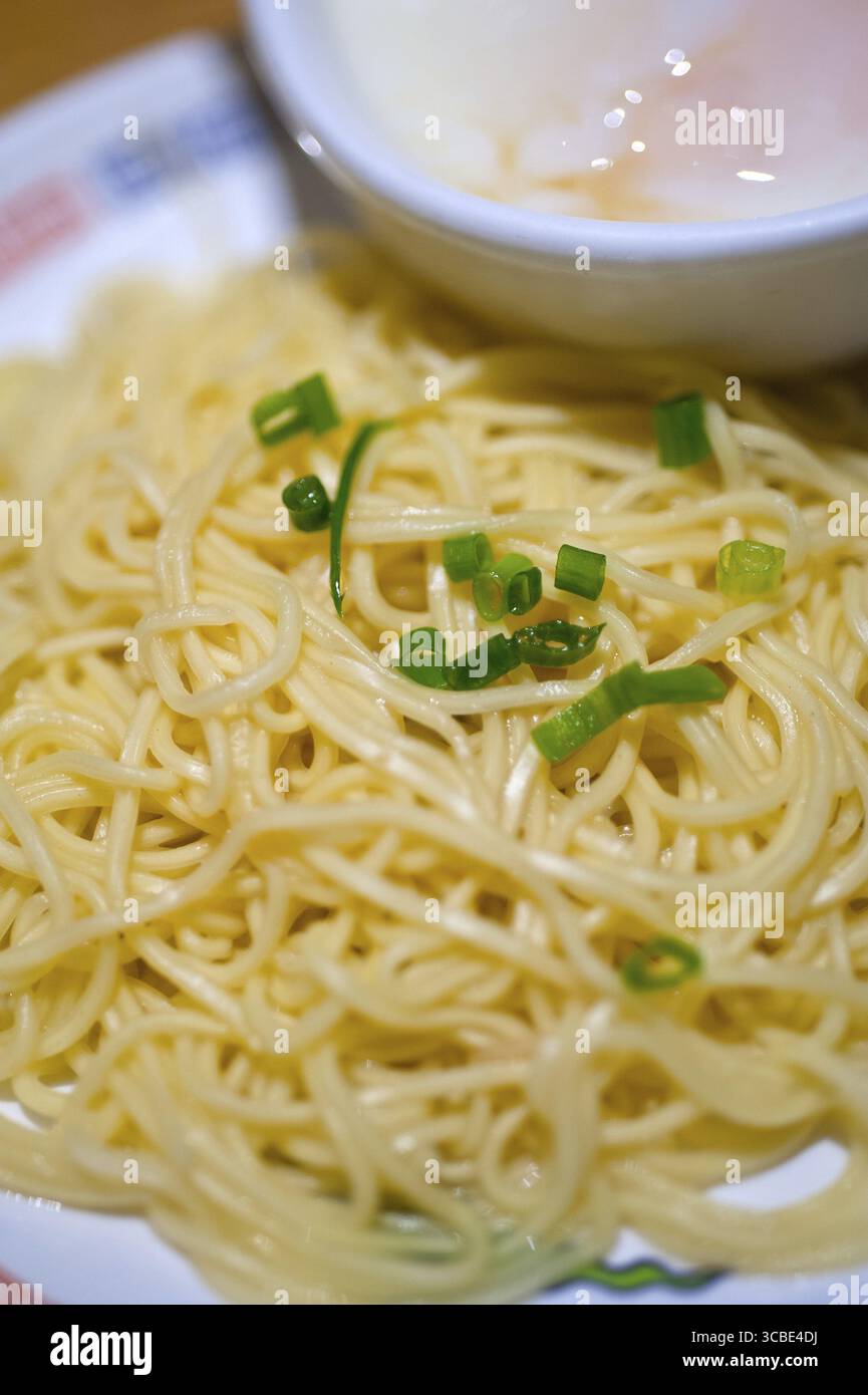 Nouilles ramen japonaises traditionnelles avec œuf poché sur le côté Banque D'Images