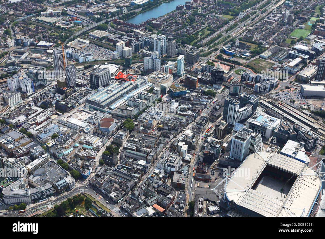 Vue aérienne du centre-ville de Cardiff vers le sud-est depuis le Principality Stadium, Cardiff South Wales, Royaume-Uni Banque D'Images