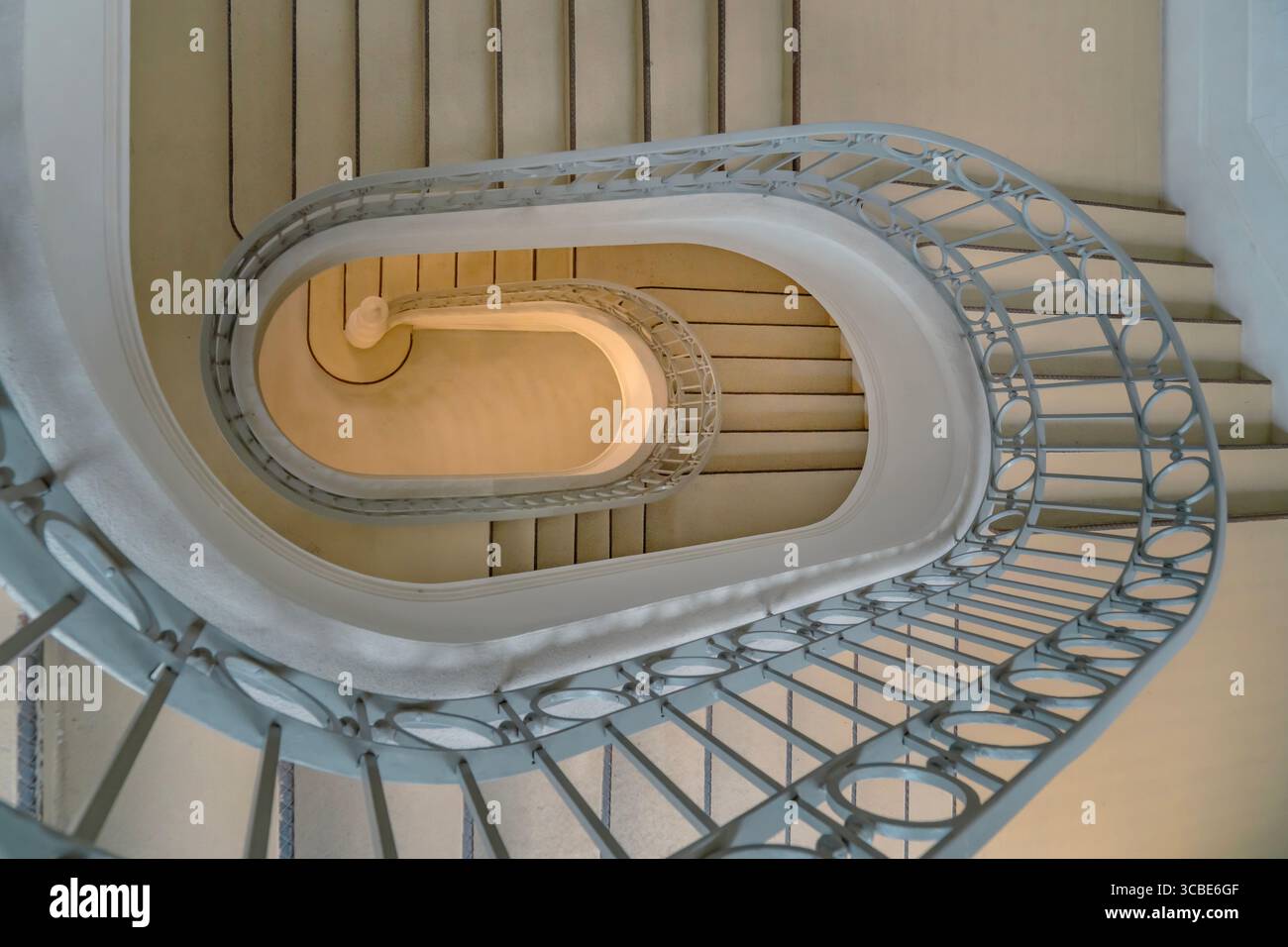 Élégant escalier en spirale dans le Mercado do Bolhao historique à Porto, Portugal. Beauté architecturale, marches sinueuses, design néoclassique, marque européenne Banque D'Images