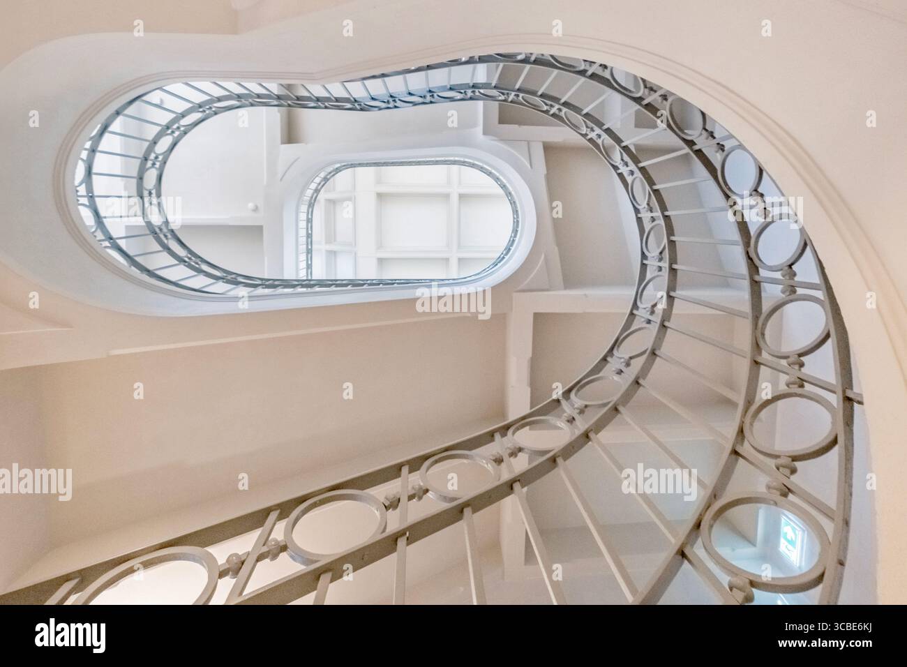 Escalier avec une balustrade décorative en métal mène vers le haut dans un bâtiment classique, beauté architecturale, géométrique, Mercado Bolhao, Porto, Portugal Banque D'Images