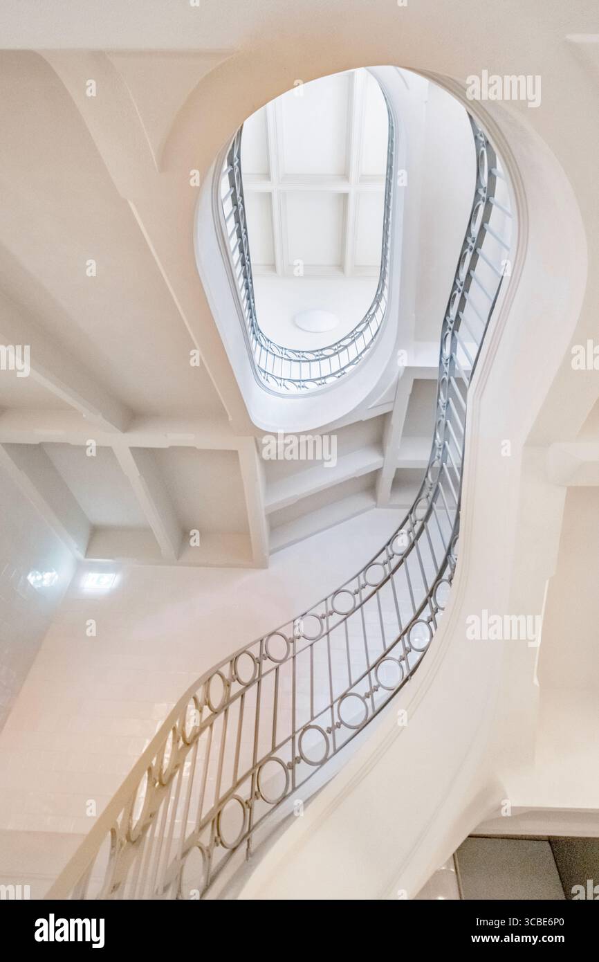 Escalier en colimaçon avec balustrade ornée dans Bolhao Market Porto. Architecture moderne, formes géométriques, vue vers le haut, lignes abstraites, point de repère portugais Banque D'Images