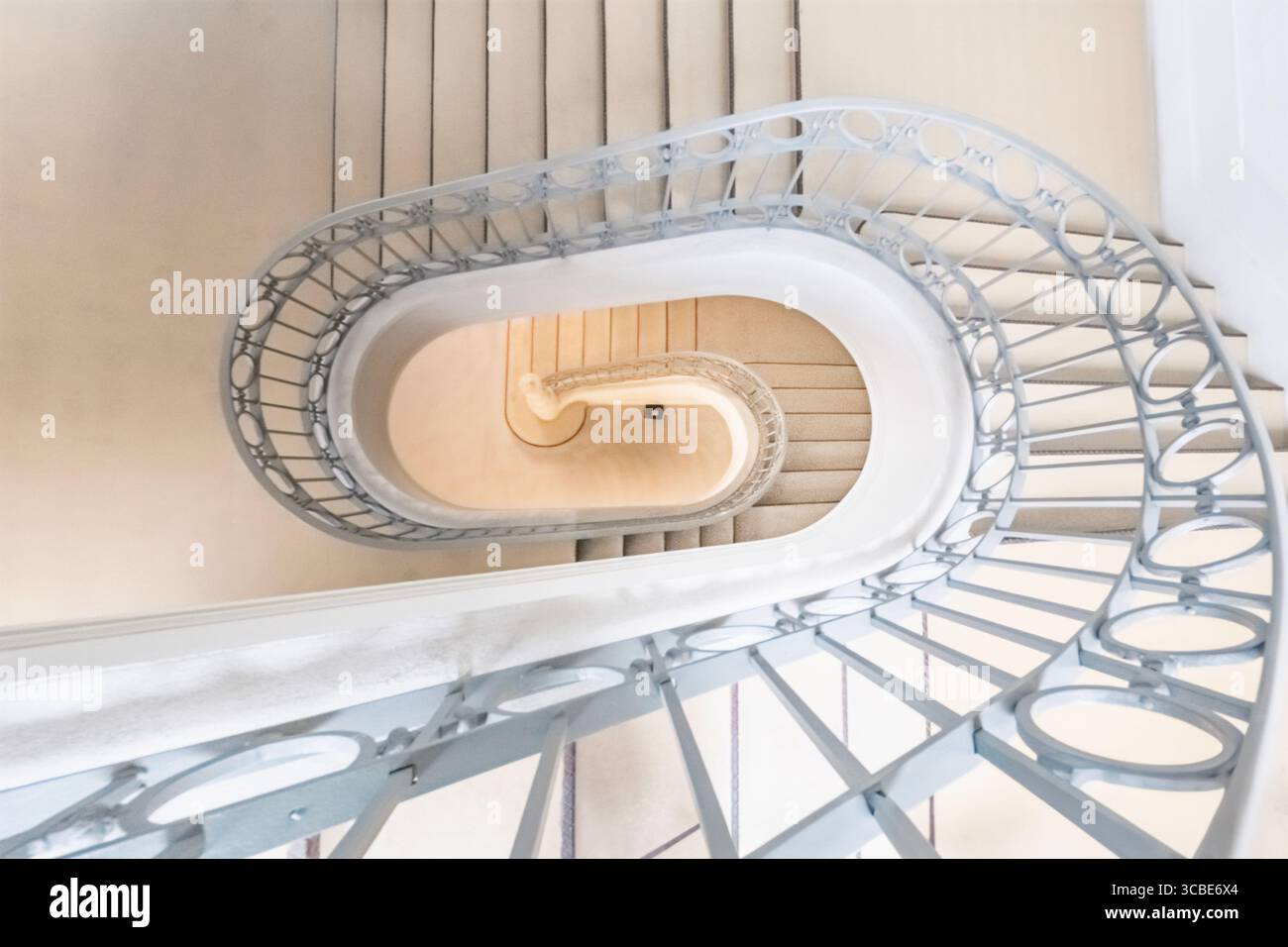 Vue aérienne saisissante de l'élégant escalier en spirale dans Bolhao Market Porto. Motifs géométriques, conception architecturale, formes abstraites, lignes circulaires, Banque D'Images