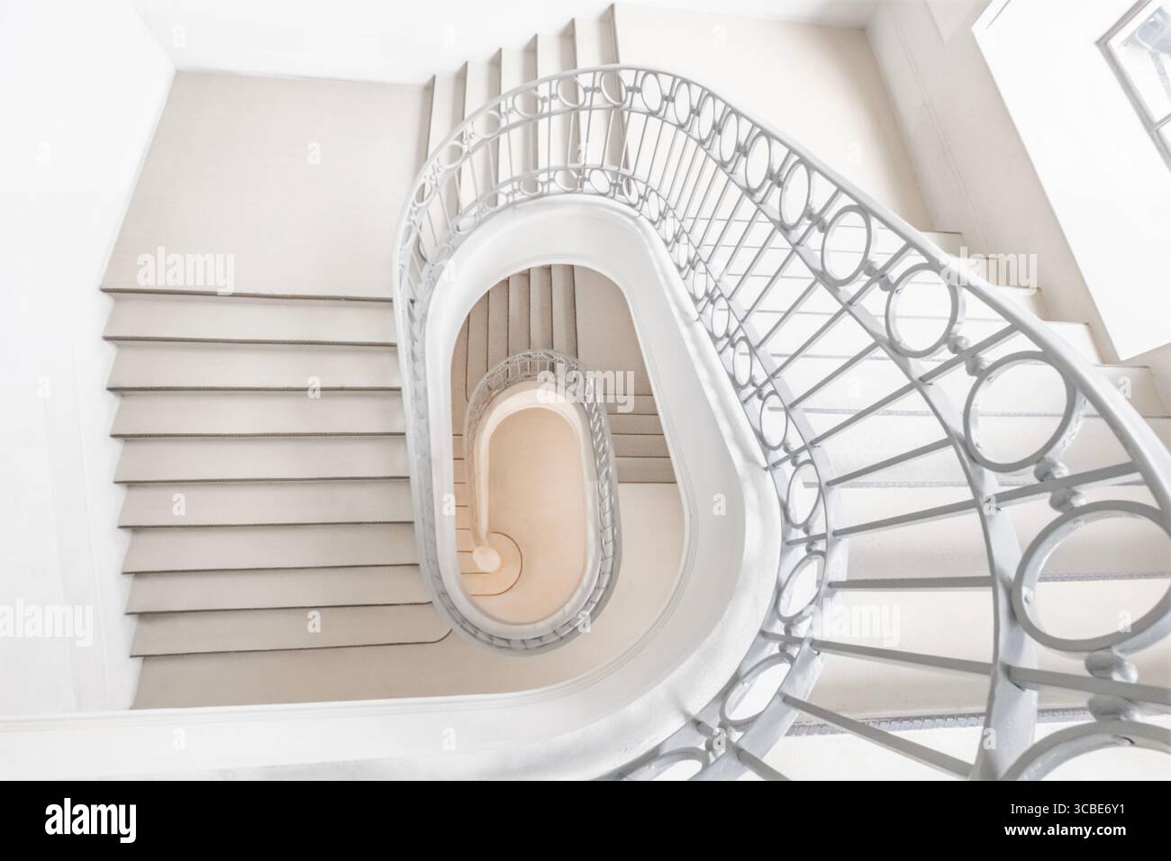 Vue aérienne de l'élégant escalier en spirale dans Bolhao Market Porto. Motifs géométriques, design architectural, lignes circulaires, intérieur moderne Banque D'Images