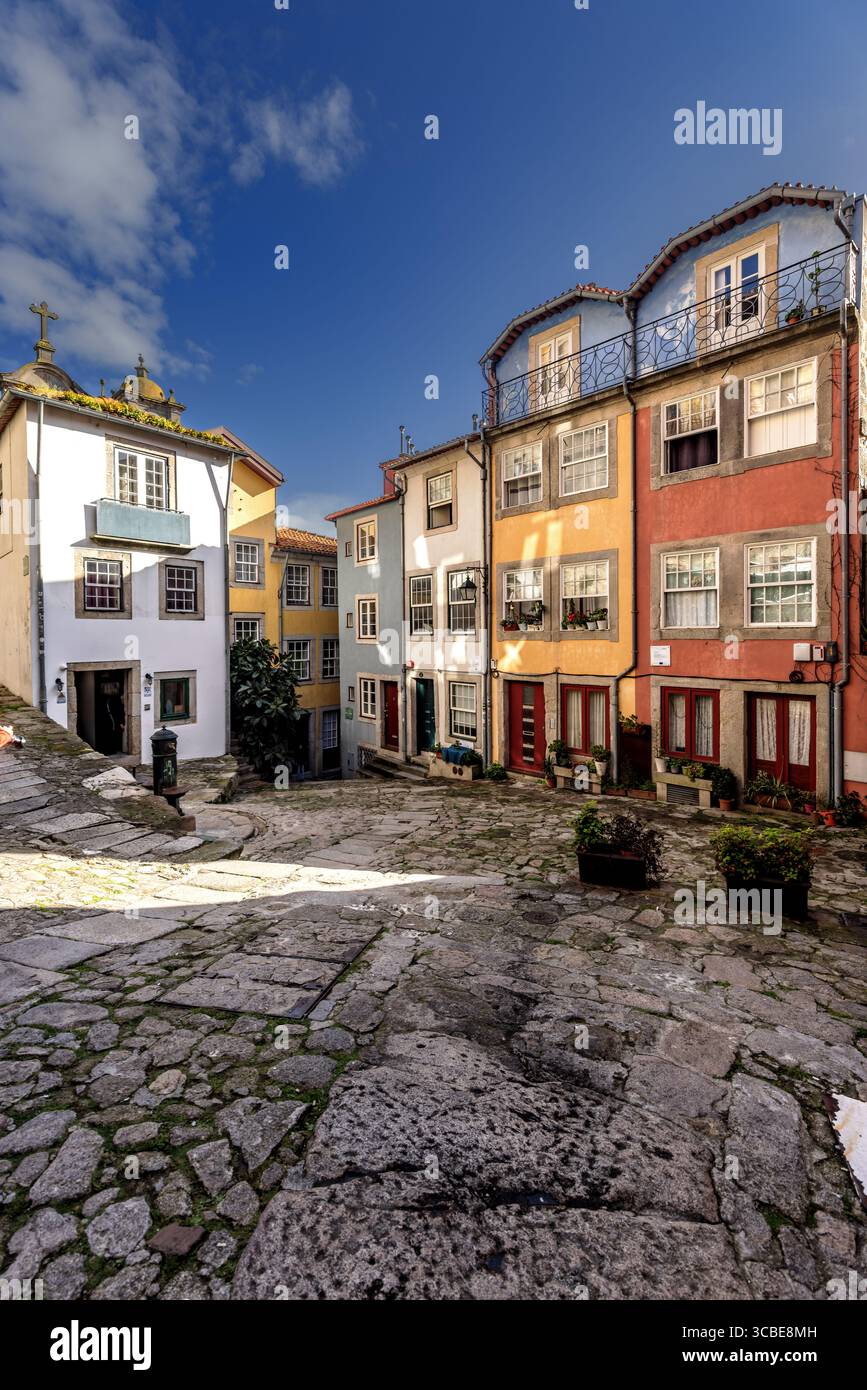 Maisons colorées sur une petite place dans la vieille ville de Porto, Portugal. Banque D'Images
