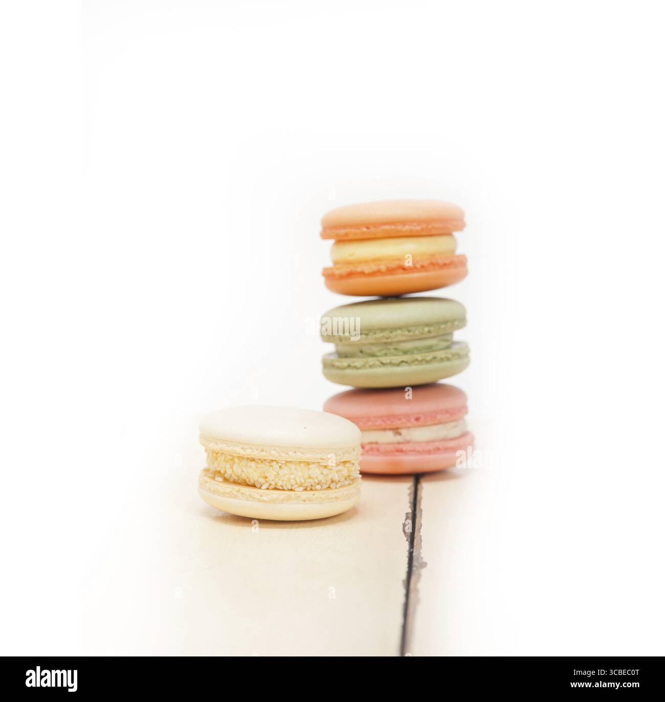 Macarons français colorés sur une table en bois rustique blanc Banque D'Images