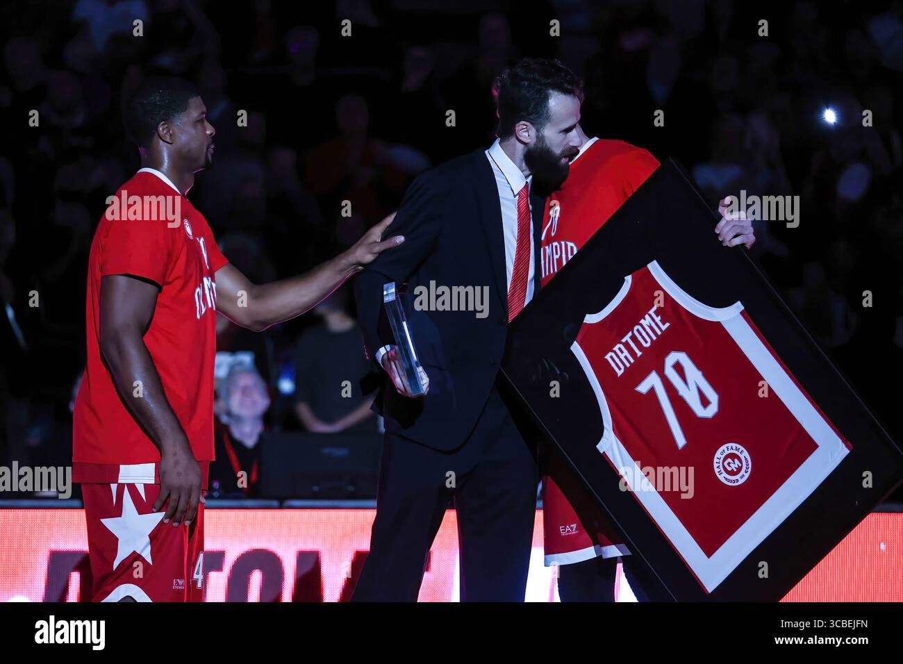 17 octobre 2023, Milan, Italie : Gigi Datome (C) à la ''nuit Gigi Datome'' célébrée et incluse dans le Hall of Fame d'Olimpia Milano avec Kyle Hines #42 (l) de EA7 Emporio Armani Milan et Nicolo Melli #9 (R) de EA7 Emporio Armani Milan lors du match Round 3e saison régulière de Turkish Airlines EuroLeague entre EA7 Emporio Armani Milan et Olympiacos Piraeus au Mediolanum Forum. (Crédit image : © Fabrizio Carabelli/SOPA images via ZUMA Press Wire) Banque D'Images