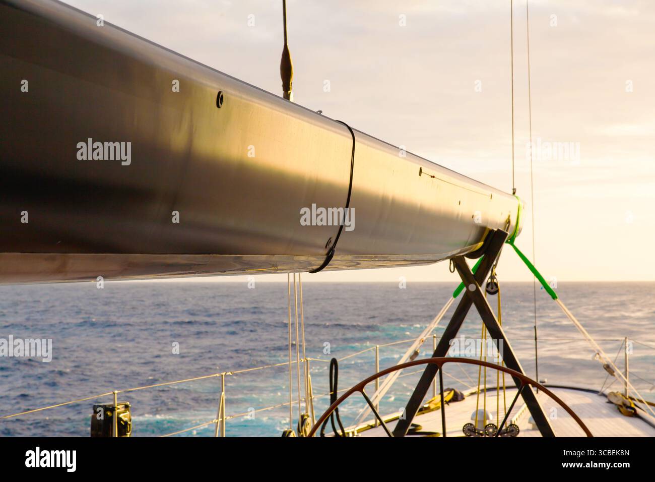 Gros plan d'un yacht à voile dans la mer au coucher du soleil. Banque D'Images